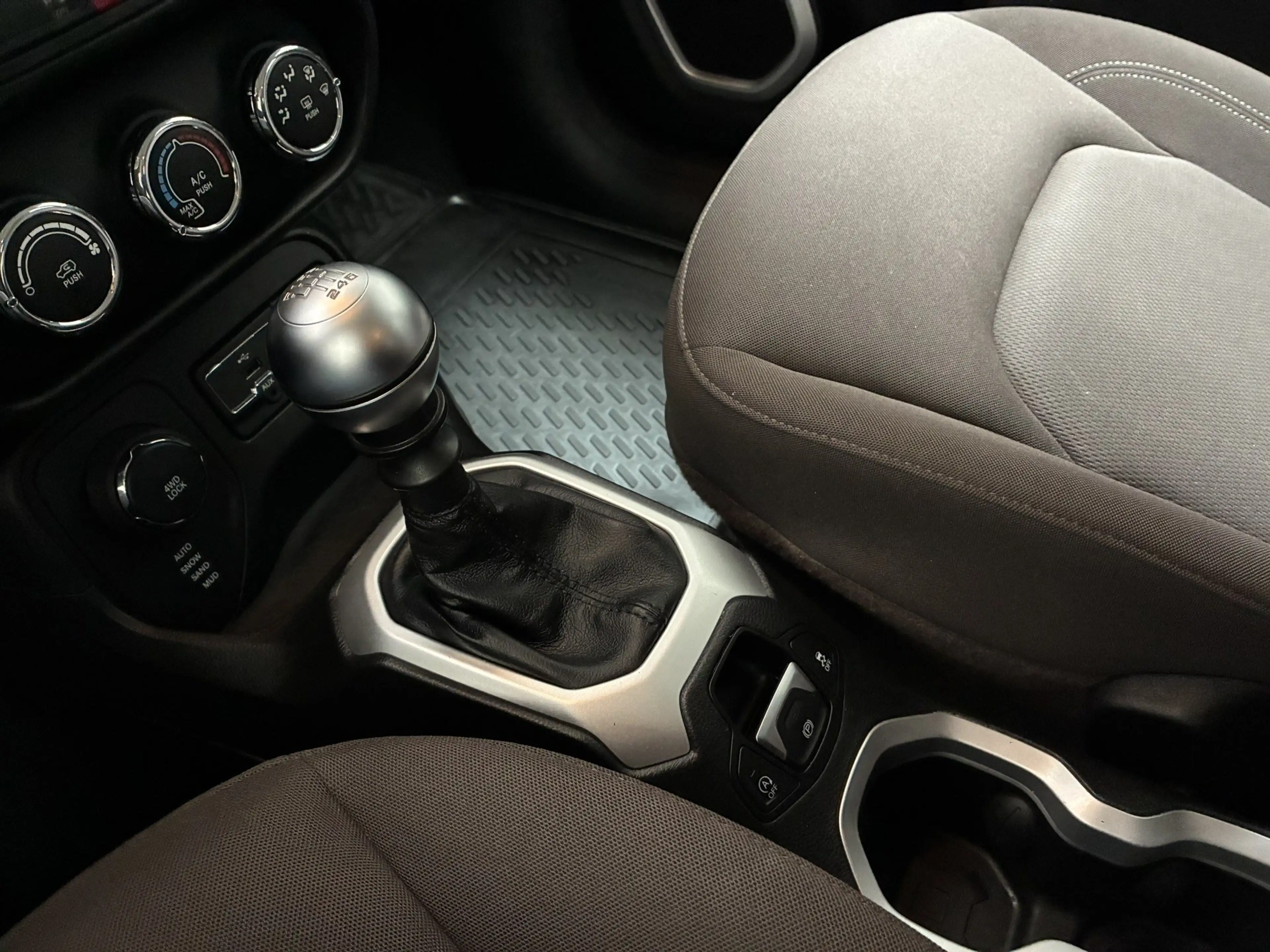 Jeep Renegade 2,0 AWD Multijet II 120 Night Eagle — photo 13