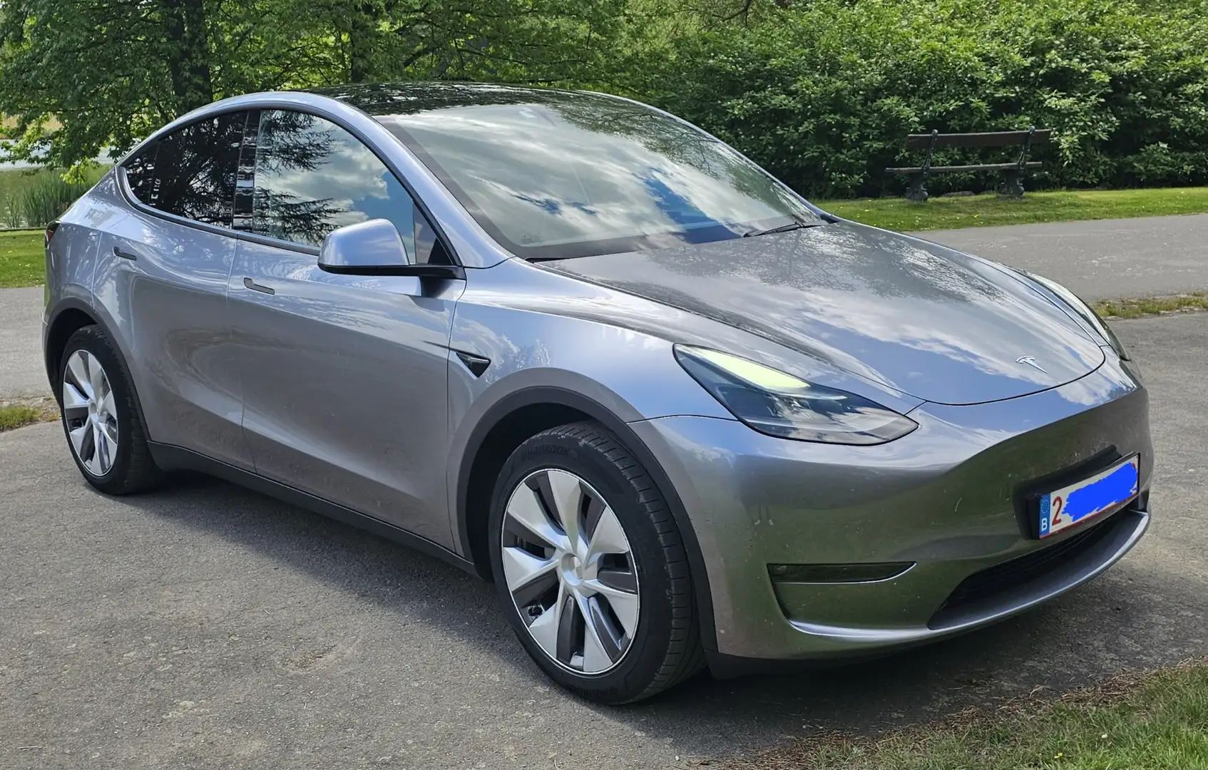 Tesla Model Y Long Range Dual Motor AWD (Quicksilver) - 2