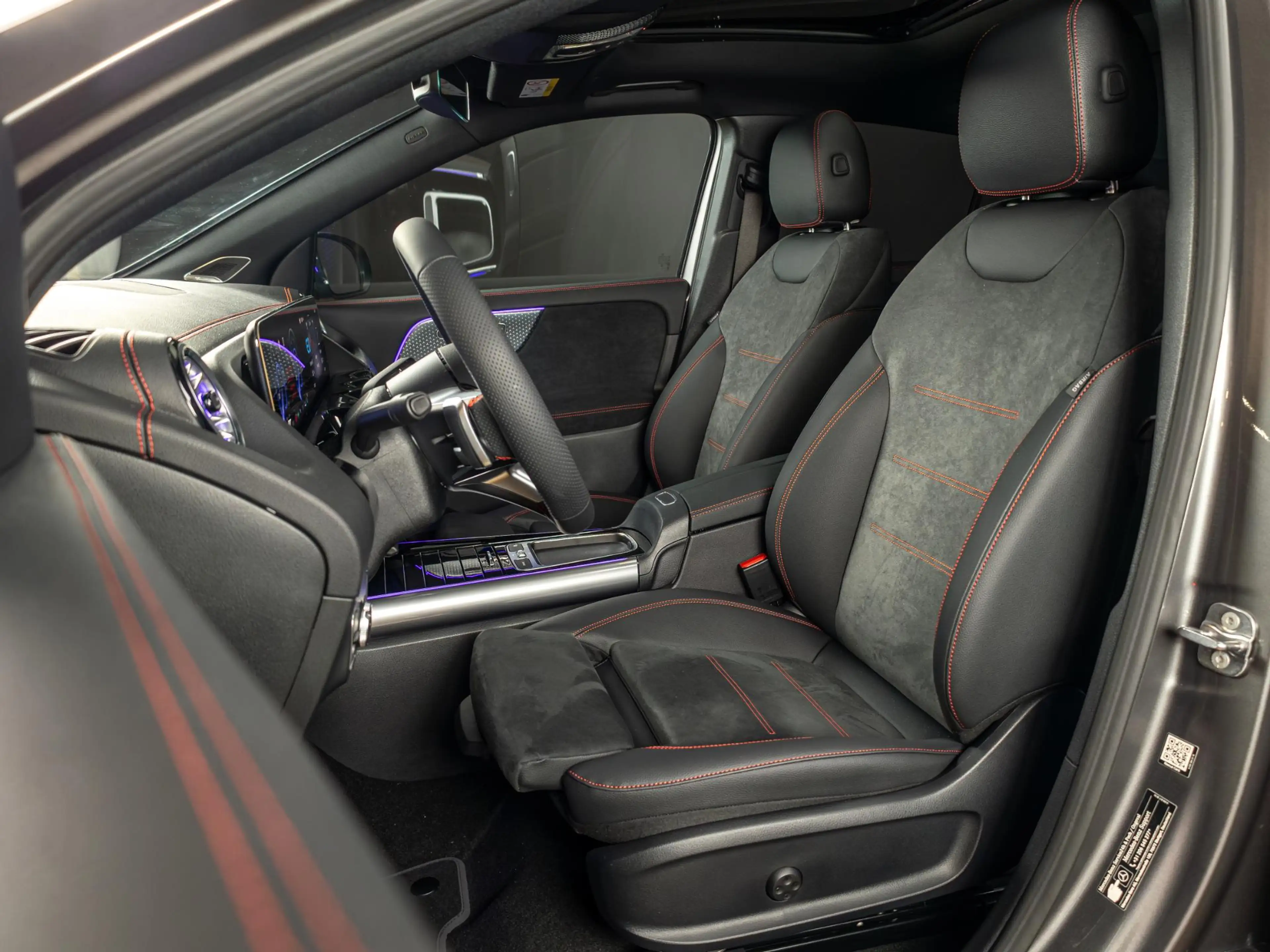 Mercedes-Benz EQA 250 250+ Business Solution AMG 71 kWh | Panorama dak | — photo 9