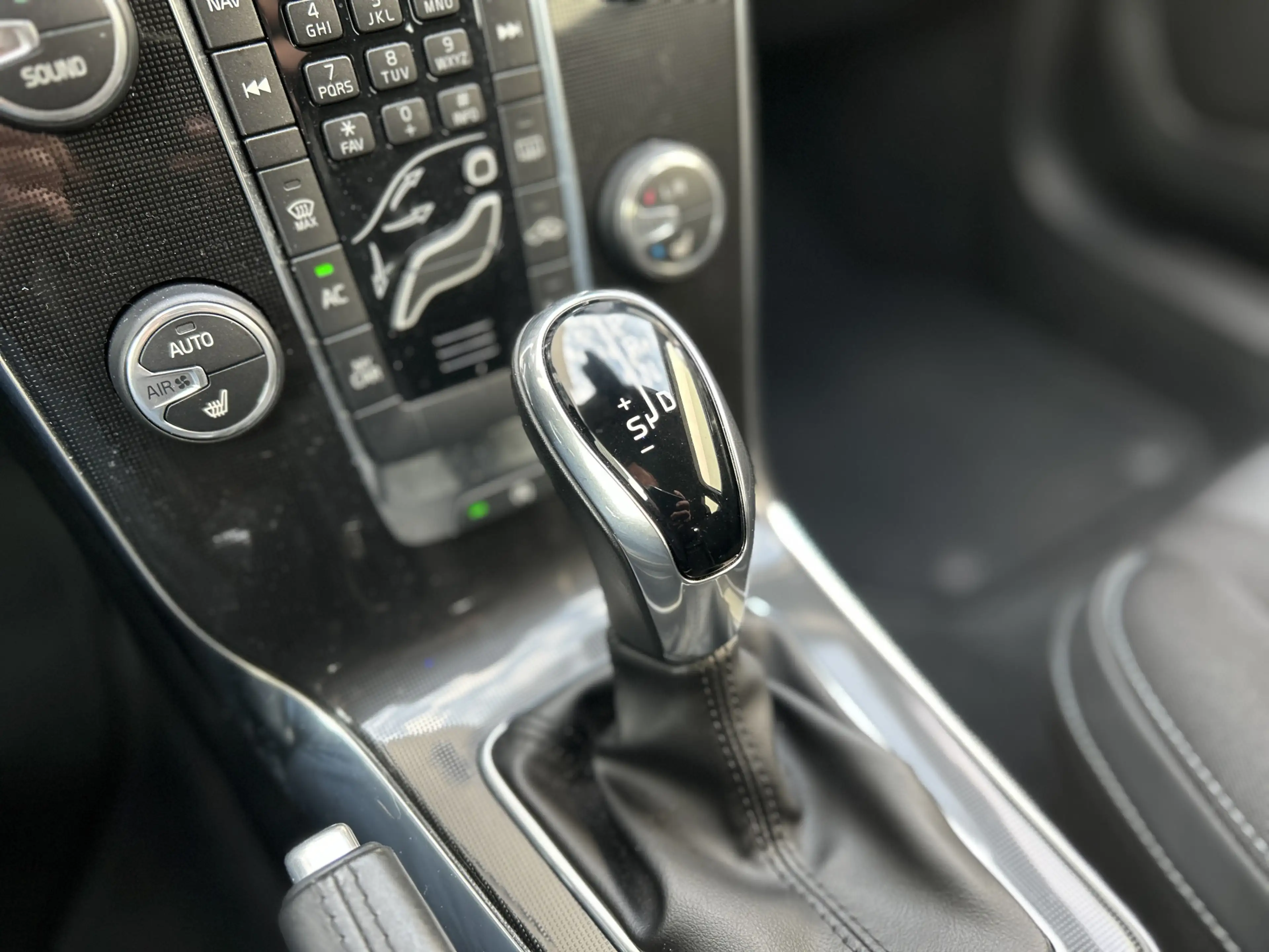 Volvo V40 1.5 T2 Nordic+ | Automaat | Stoelverwarming | Navi — photo 15