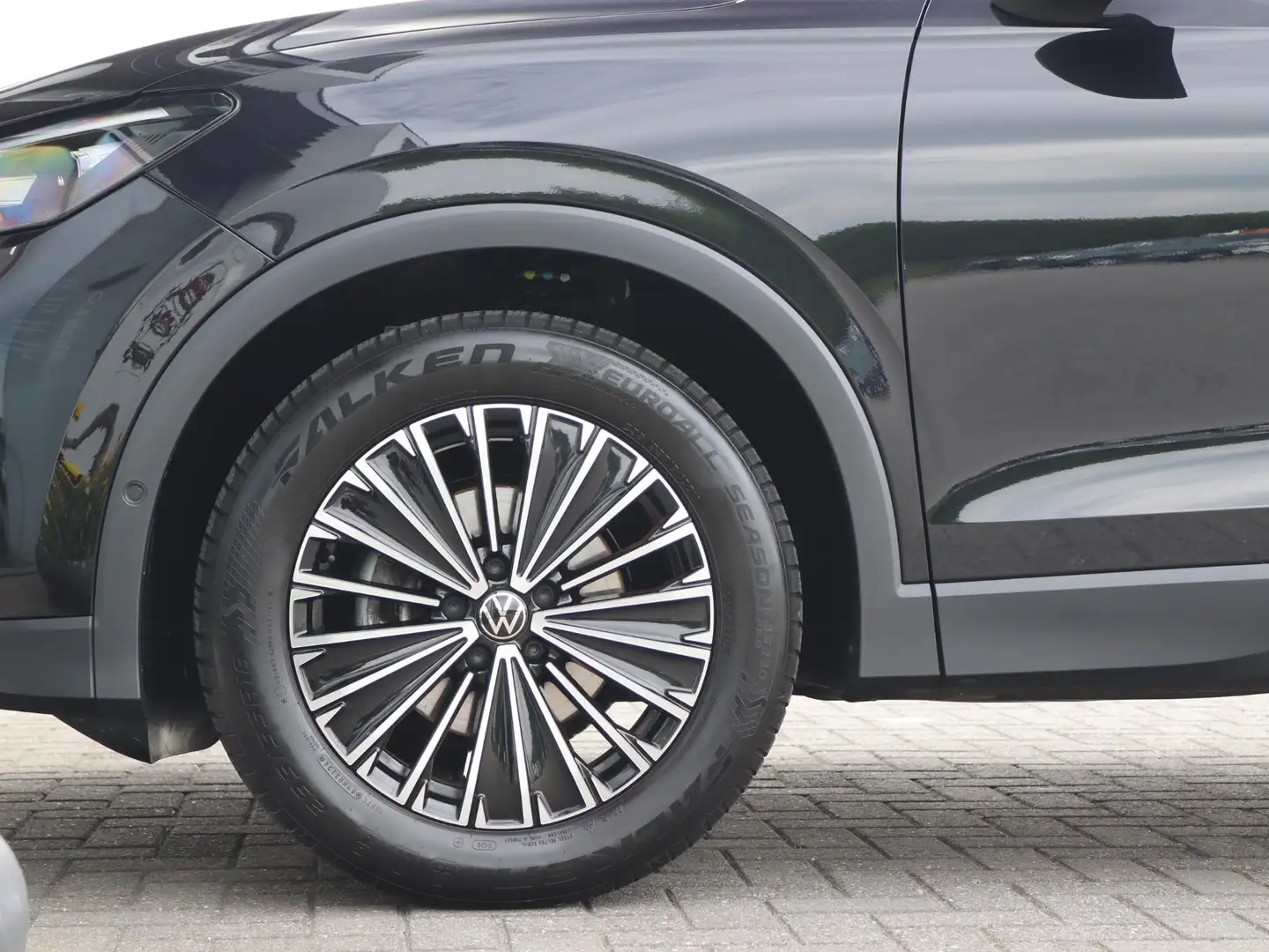 Volkswagen Tiguan 1.5 eTSI 130 pk DSG Life Edition | Zwenkbare Trekh Zwart - 2