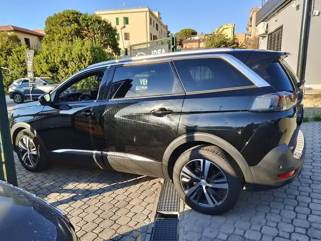 Peugeot 5008 view 4