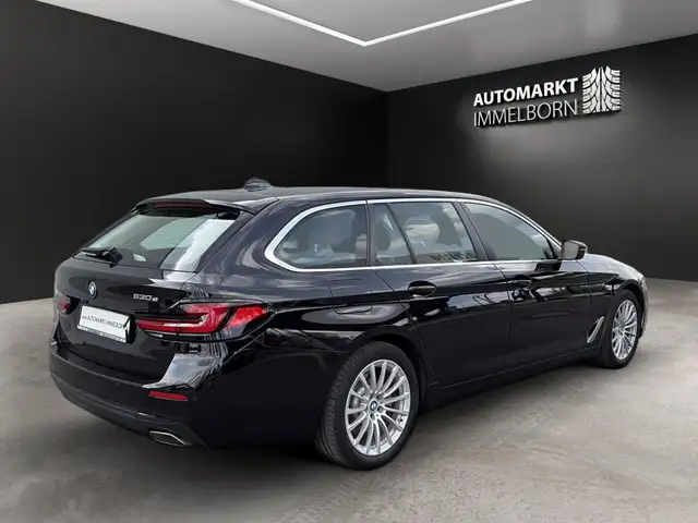 BMW 5 Series view 8