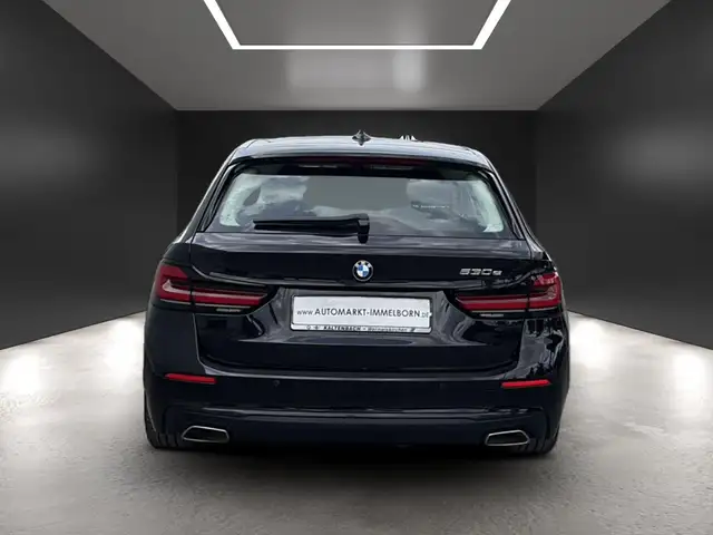 BMW 5 Series view 10