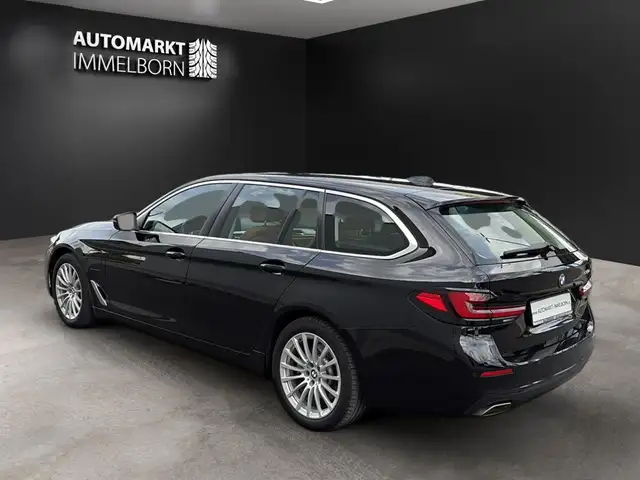 BMW 5 Series view 6