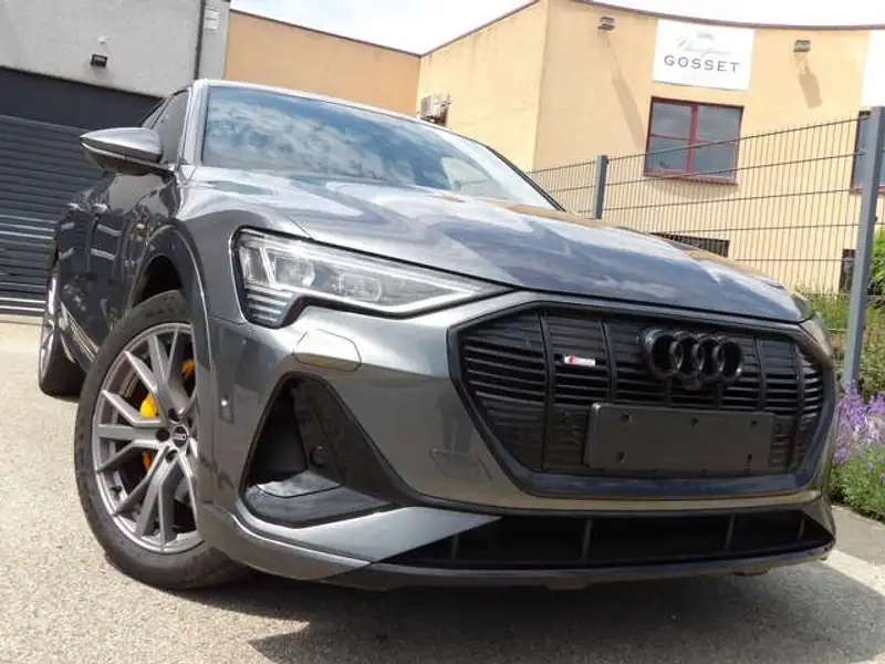 AUDI Q8 E-tron