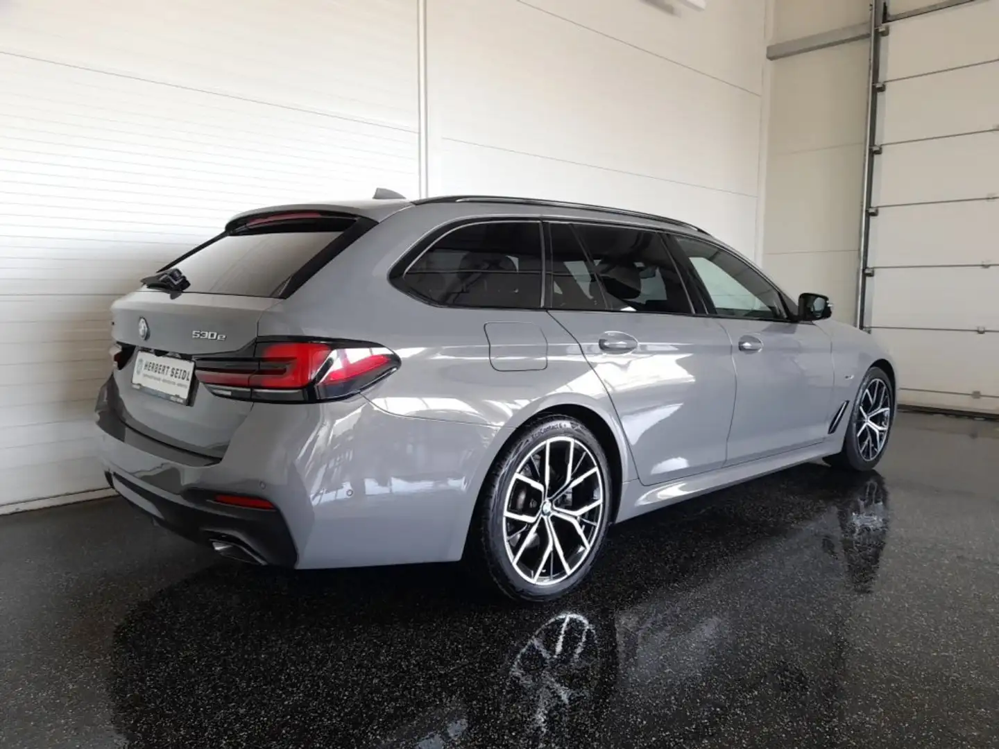 BMW 530 e Touring M-SPORT 4x4 Aut *ADAPT LED / NAVI / 19 ZOLL / DRIVING- & PARKINGASS. / AHV & KAMERA / HK-SOUND / 4-ZONEN-KLIMA* Grau - 2
