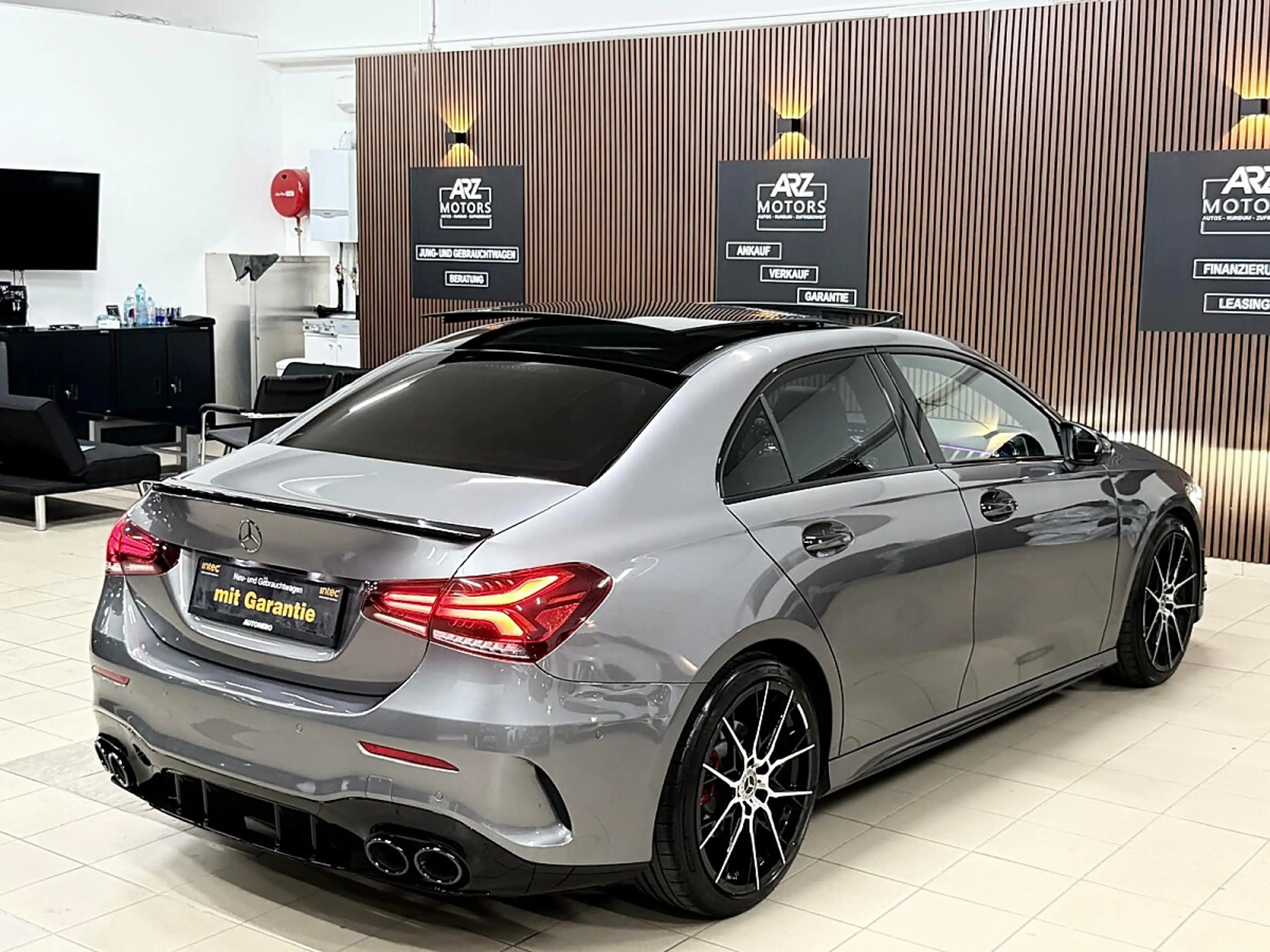 Mercedes-Benz A 200 Lim. AMG Line *Panoramadach*uvm.* — photo 3