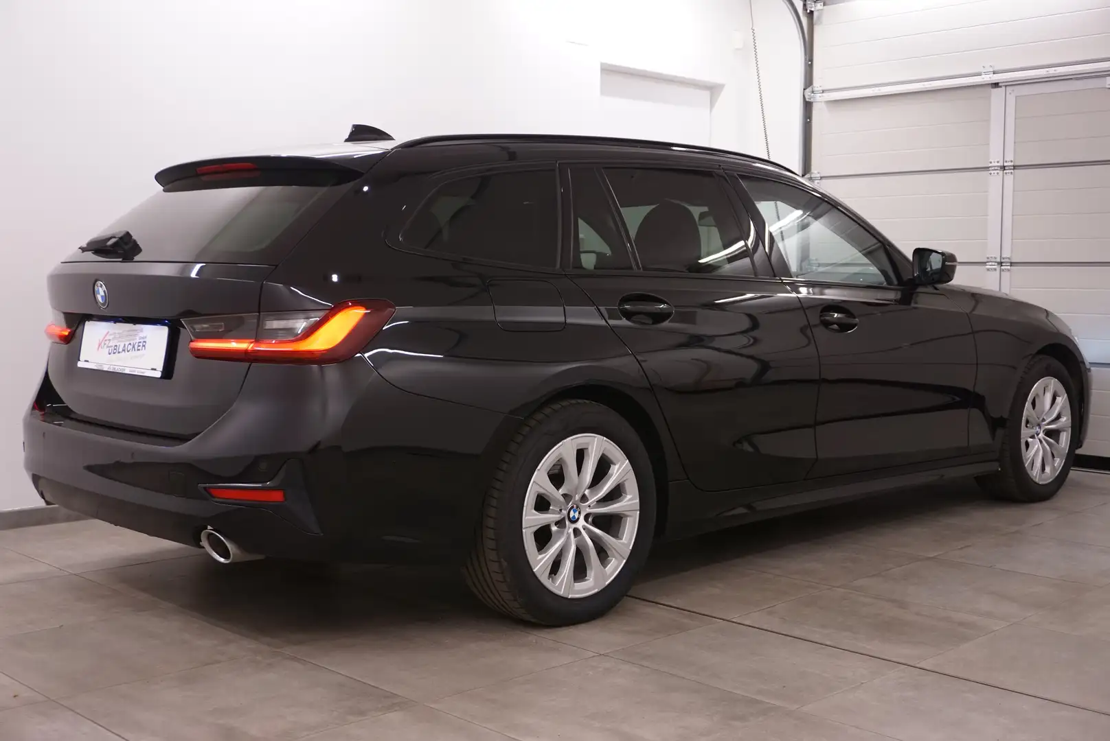 BMW 320 d Sport Line // Laser // Anhängervorr. // ACC Schwarz - 2