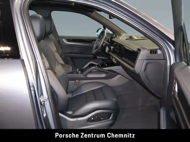 Porsche Cayenne view 13