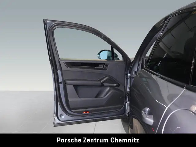 Porsche Cayenne view 10