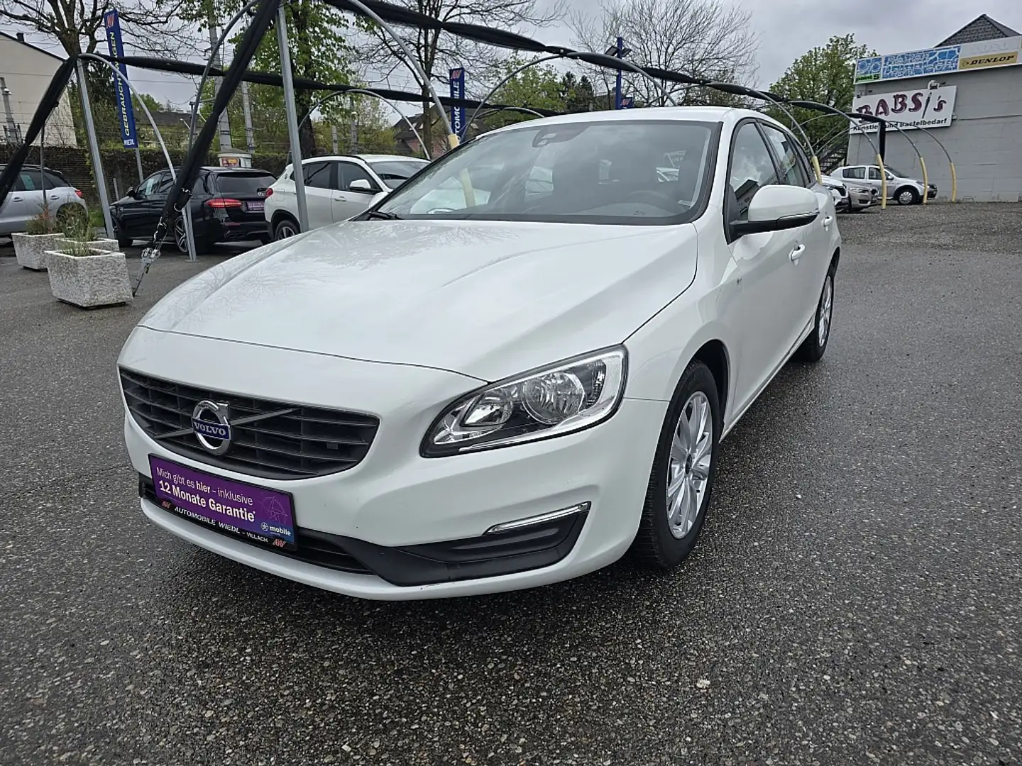 Volvo V60 D3 Kinetic Geartronic Weiß - 1