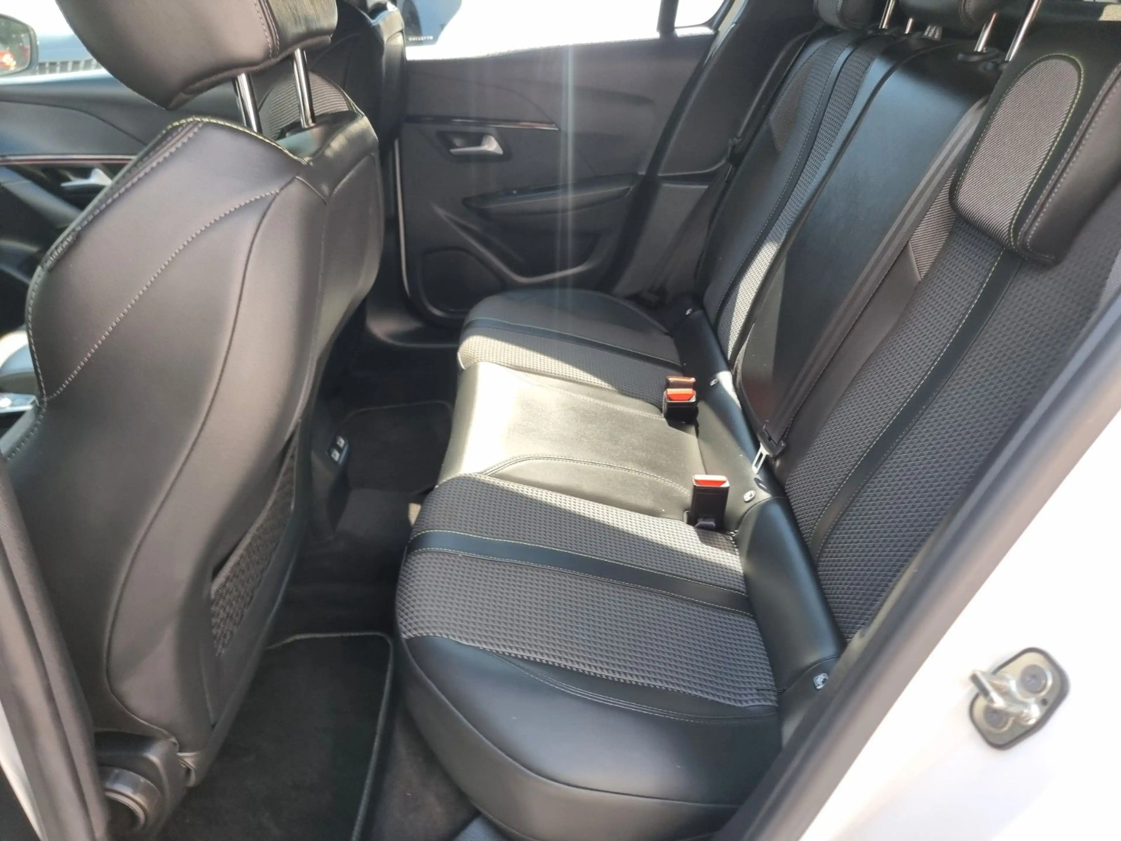 Peugeot 208 PureTech 100/ EAT8/ GT/ LED/ VIRTUAL/ NAVI — photo 14