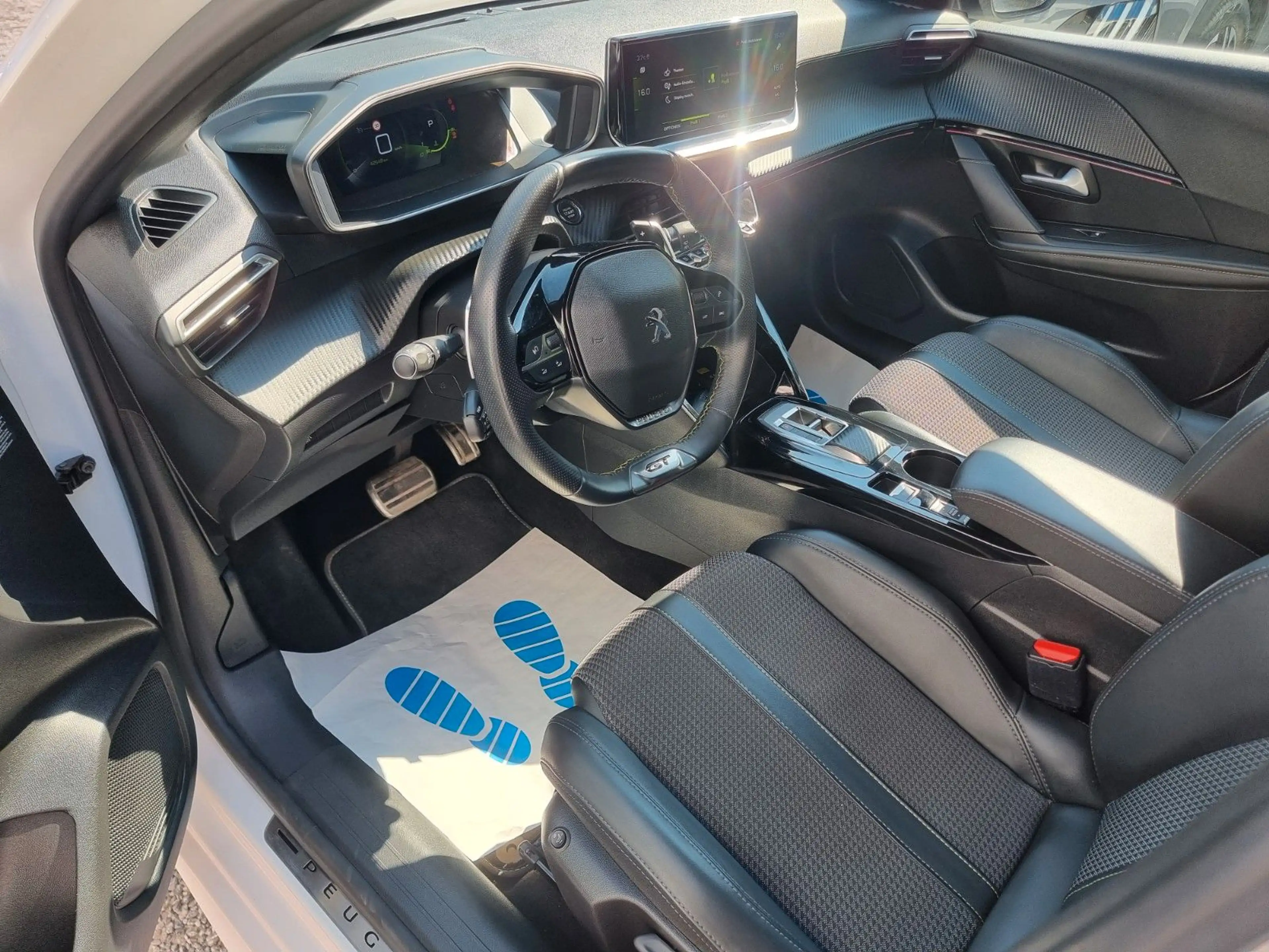 Peugeot 208 PureTech 100/ EAT8/ GT/ LED/ VIRTUAL/ NAVI — photo 11