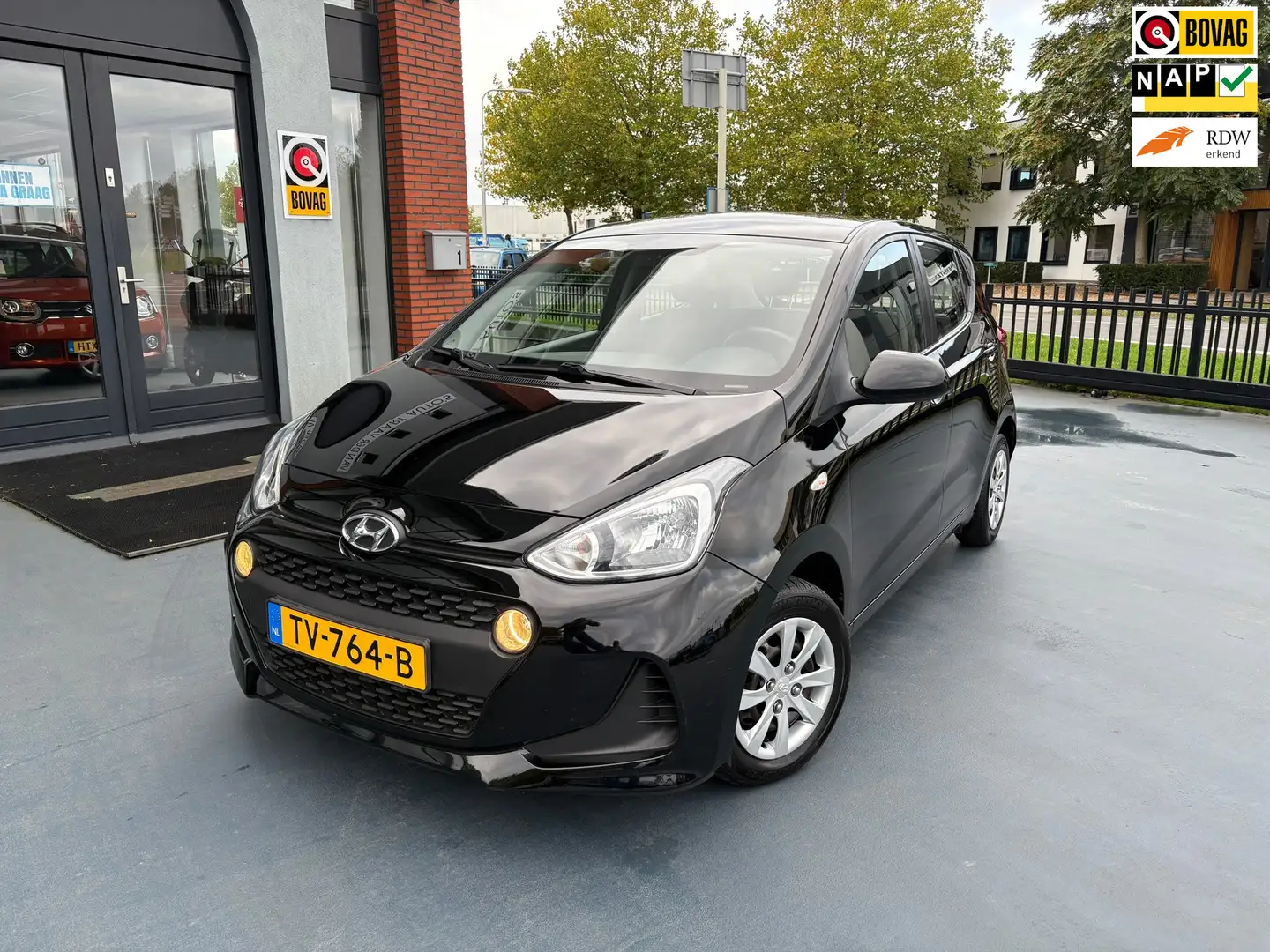 Hyundai i10 1.0i Comfort AIRCO NAVI Schwarz - 1