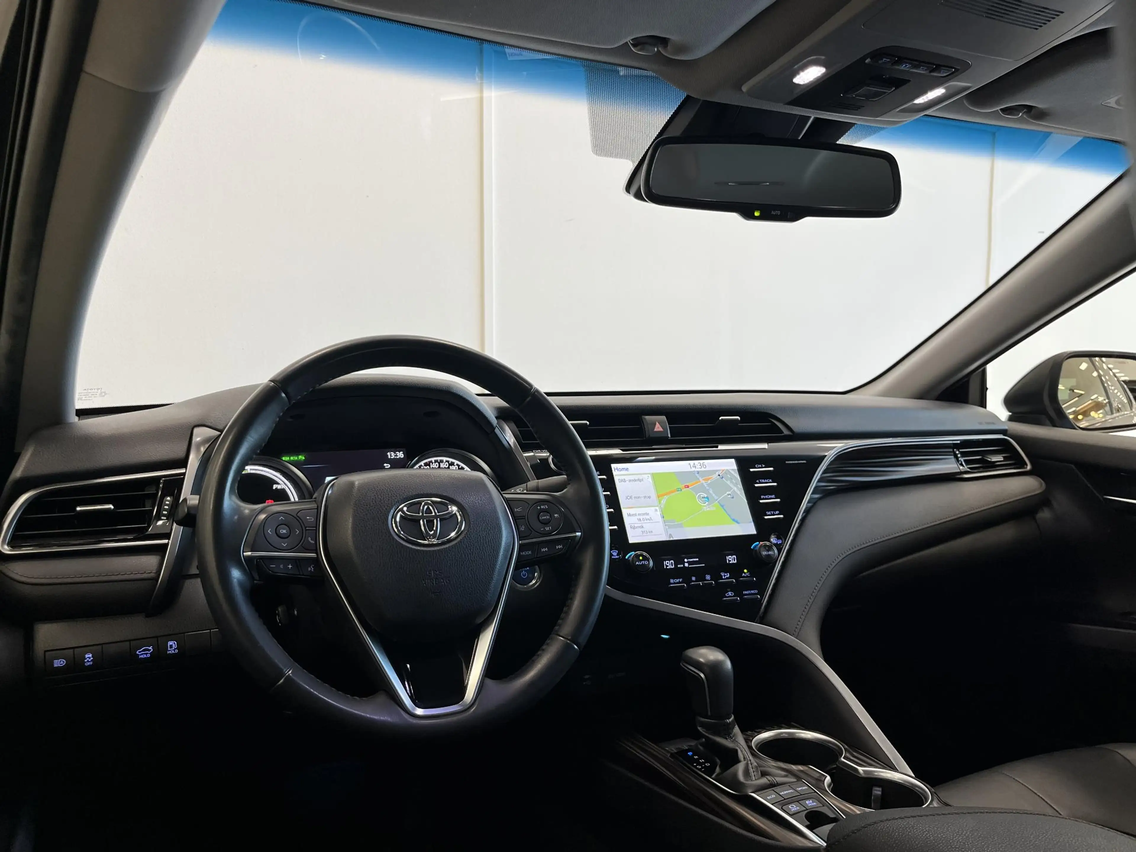 Toyota Camry 2.5 Hybrid Executive — photo 11