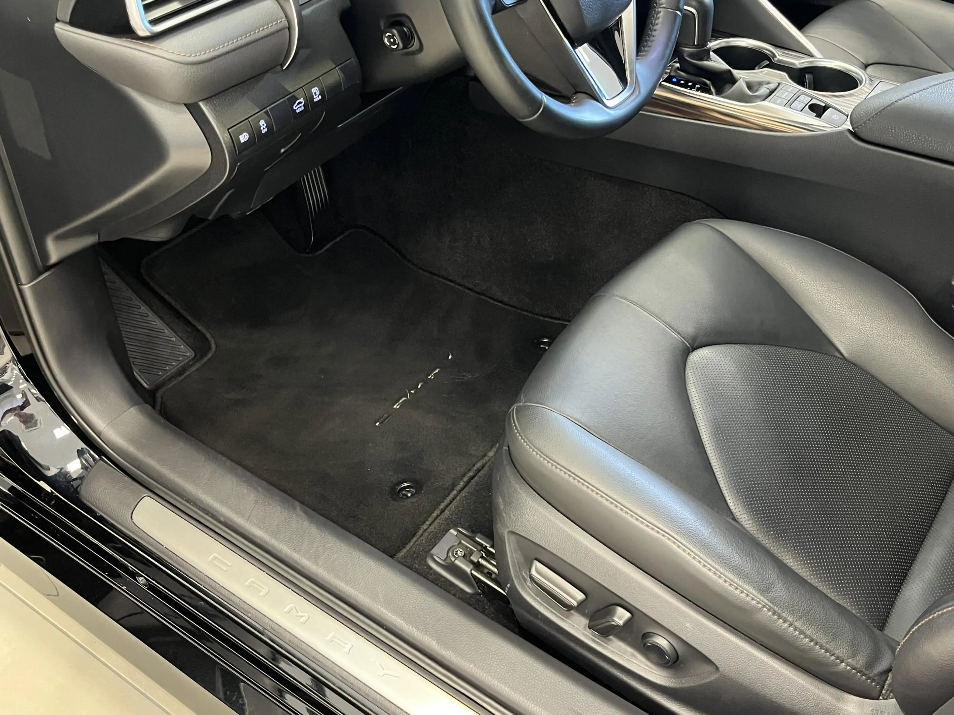 Toyota Camry 2.5 Hybrid Executive — photo 14