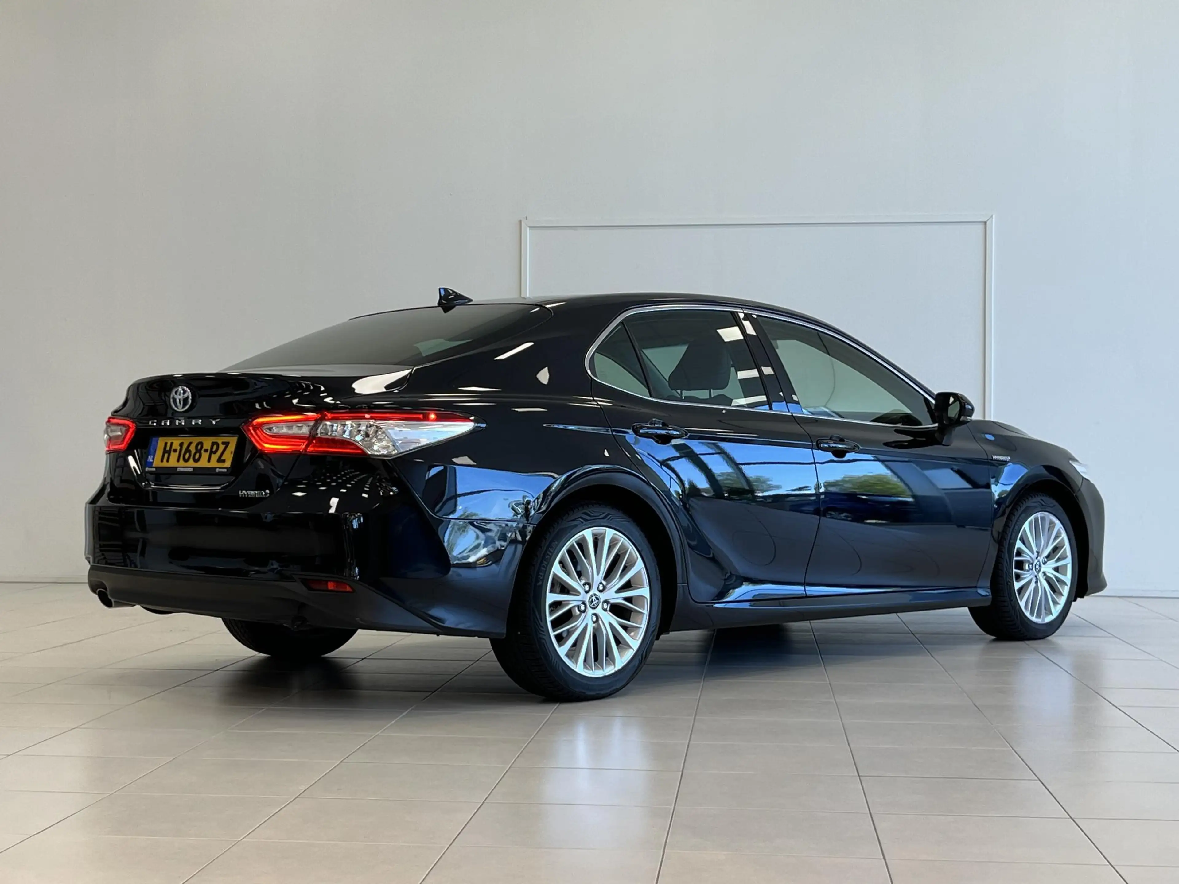 Toyota Camry 2.5 Hybrid Executive — photo 3