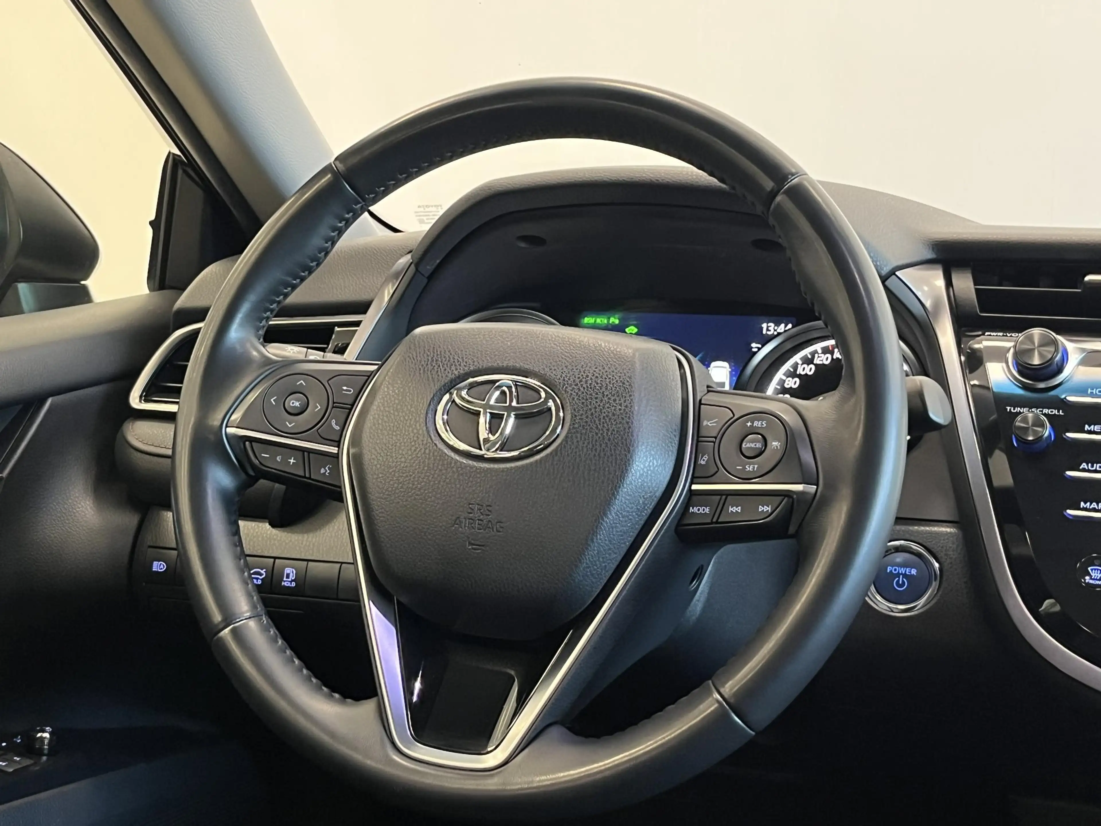 Toyota Camry 2.5 Hybrid Executive — photo 13