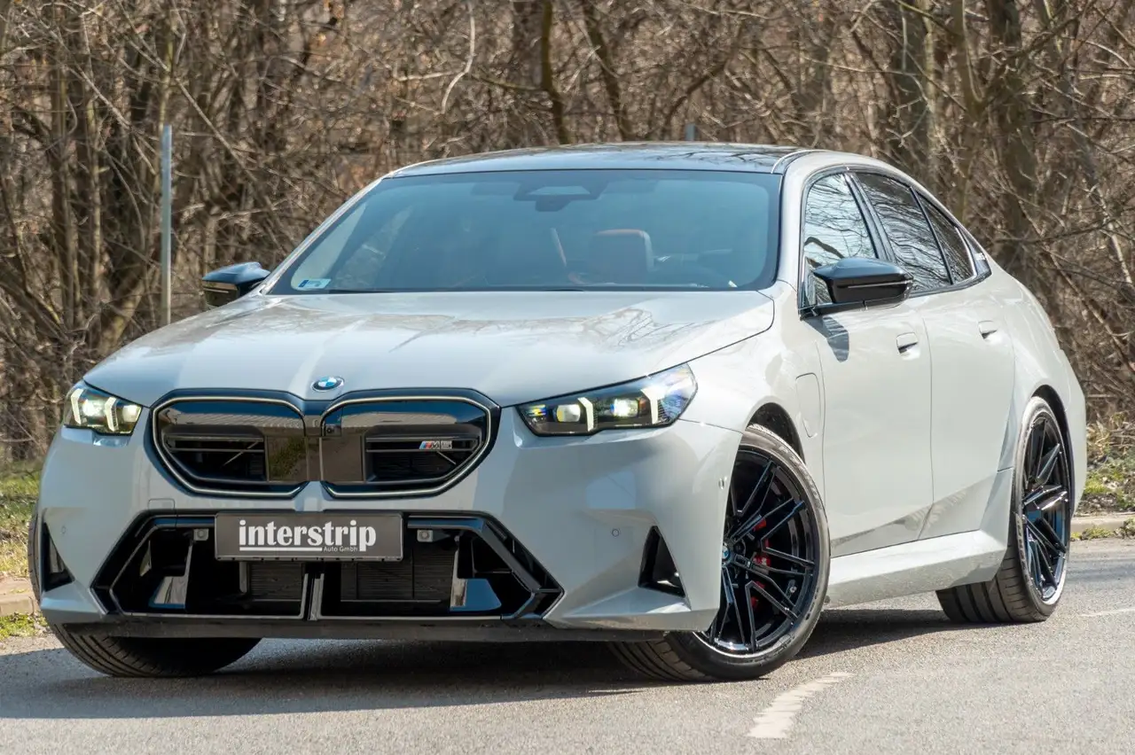 BMW M5 2026 DR.ASS.PRO.PANO.360°.4ZONEN.LHZ.B&W.AHK