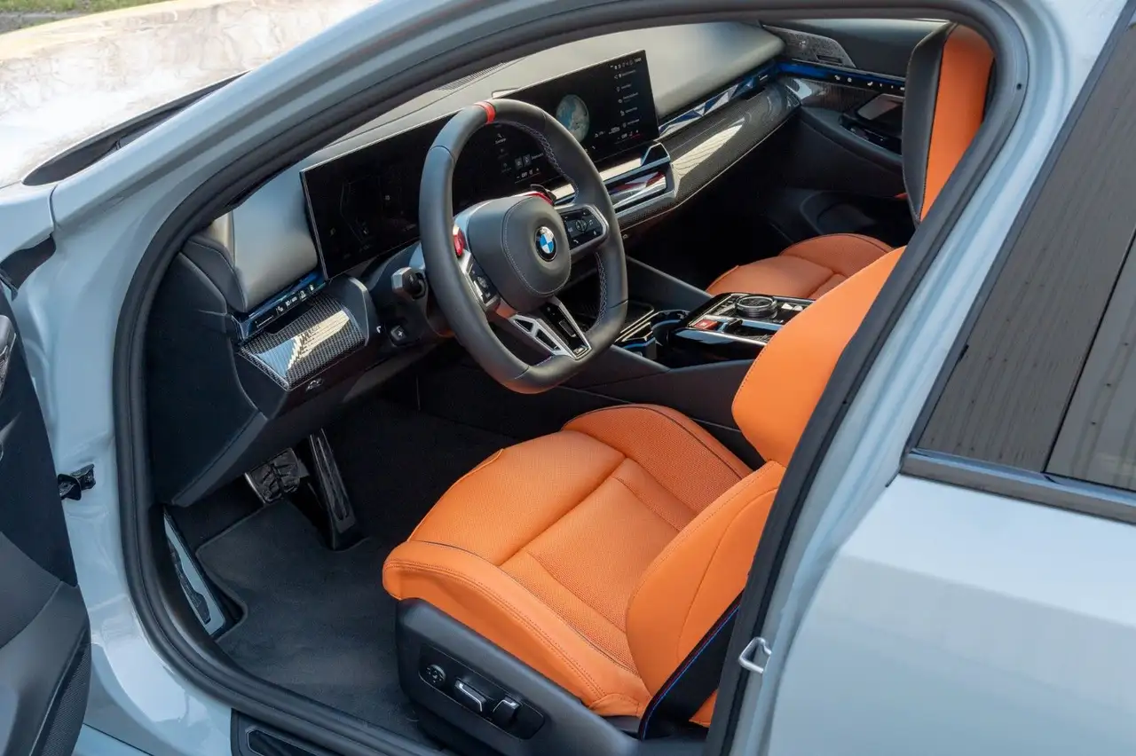 BMW M5 2026 DR.ASS.PRO.PANO.360°.4ZONEN.LHZ.B&W.AHK 11