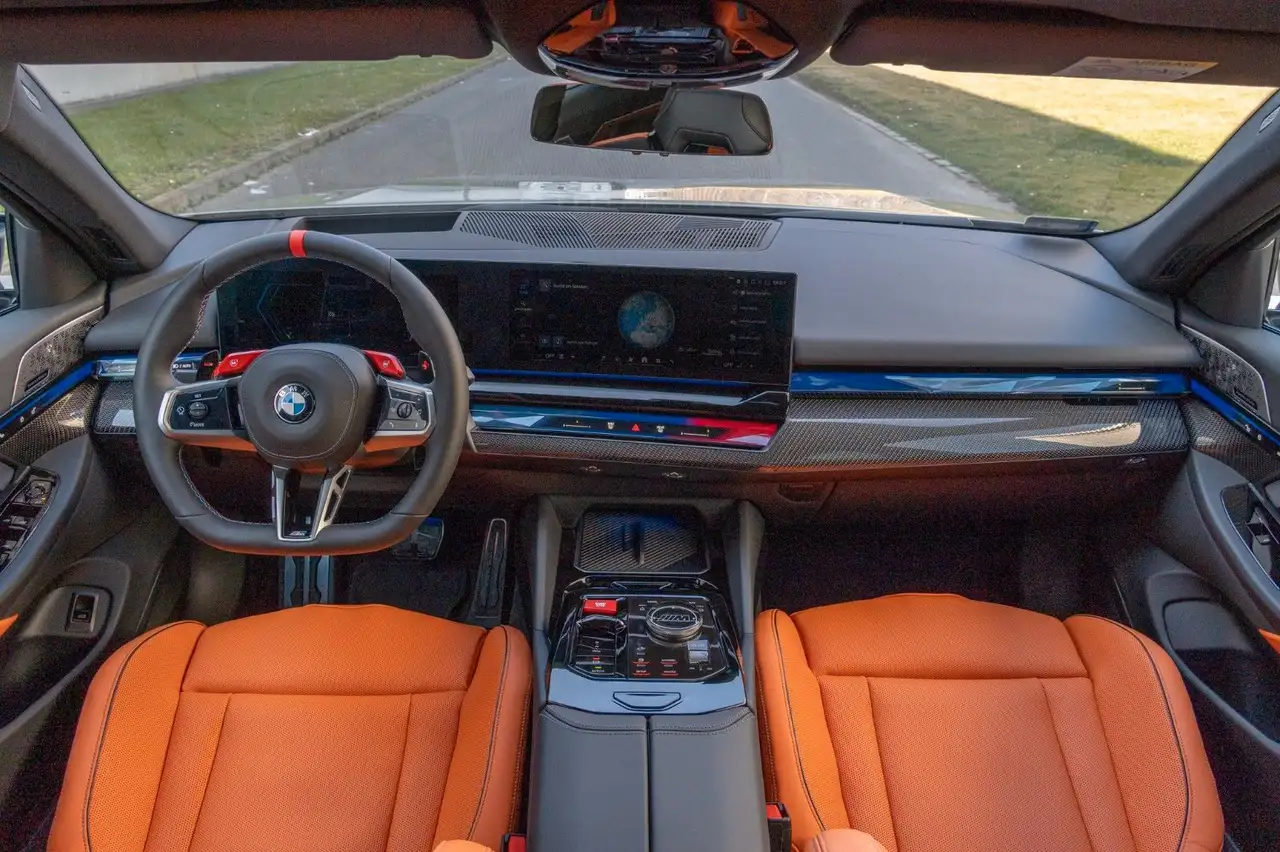 BMW M5 2026 DR.ASS.PRO.PANO.360°.4ZONEN.LHZ.B&W.AHK 14