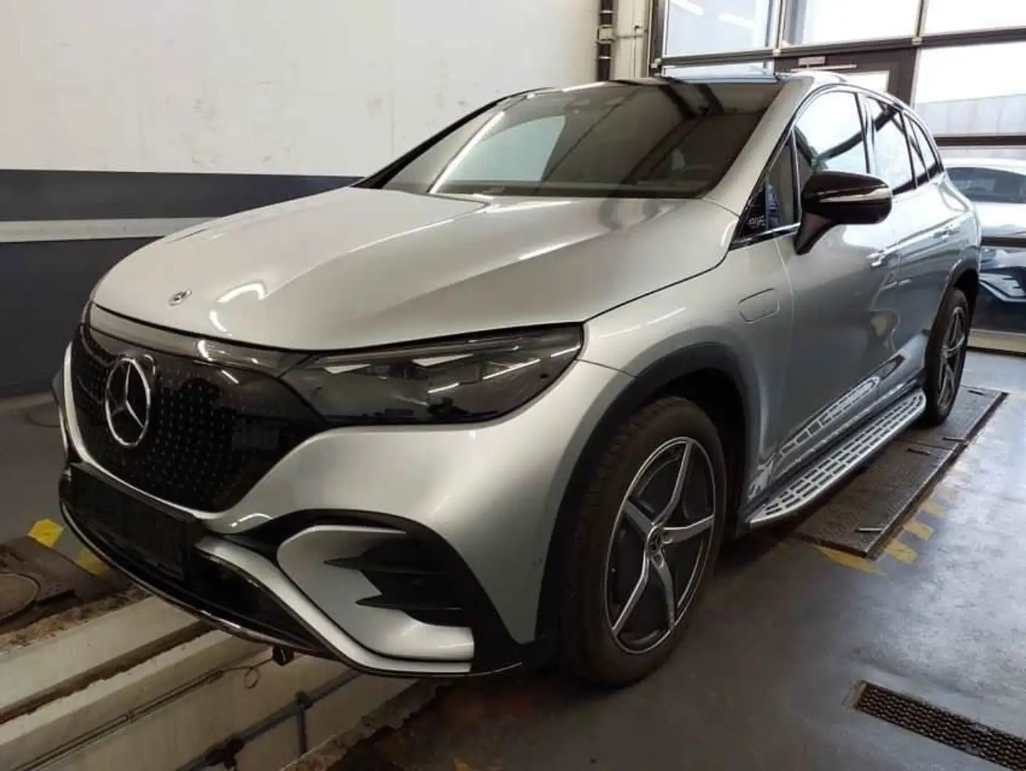Mercedes-Benz EQE SUV EQE 350 4M SUV AMG Premium Night+22KW+Airmatic ! Silber - 2