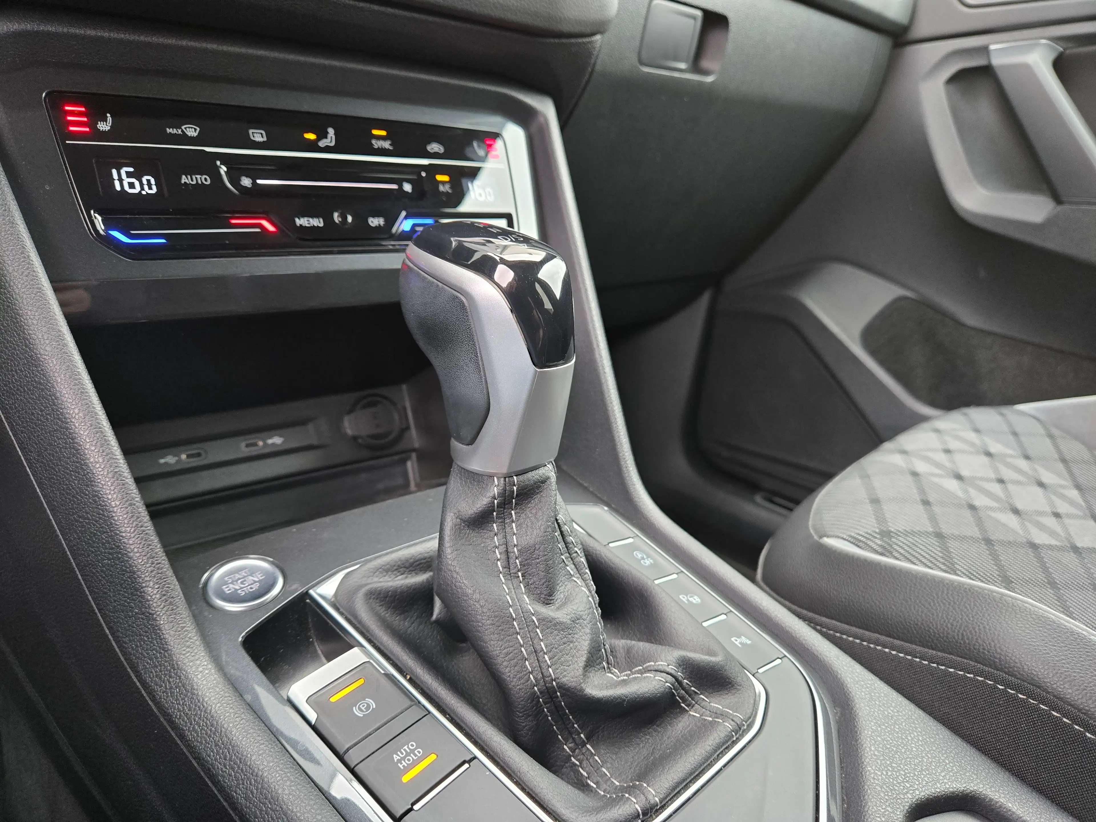 Volkswagen Tiguan — photo 18