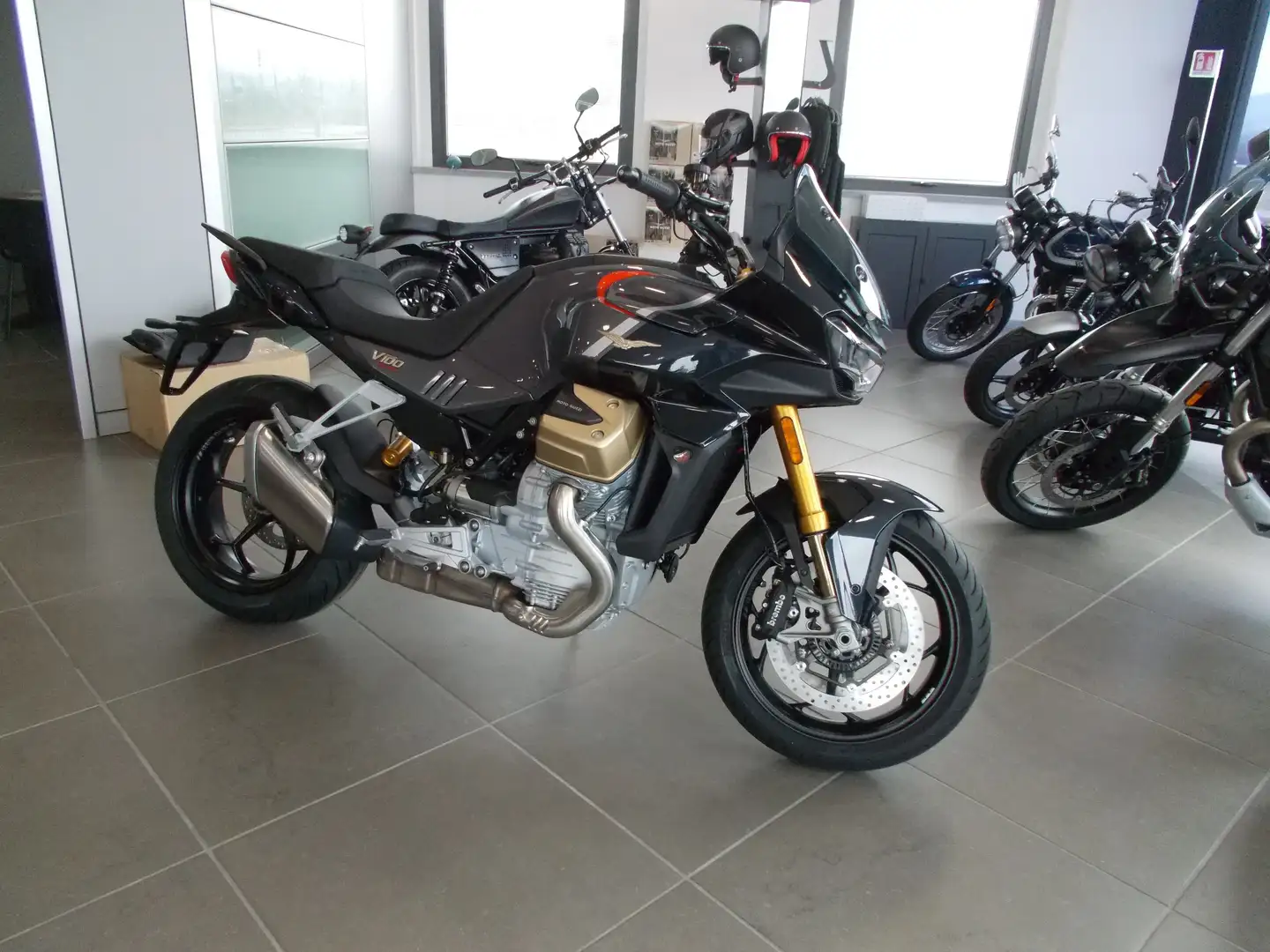 Moto Guzzi V 100 MANDELLO S Black - 1