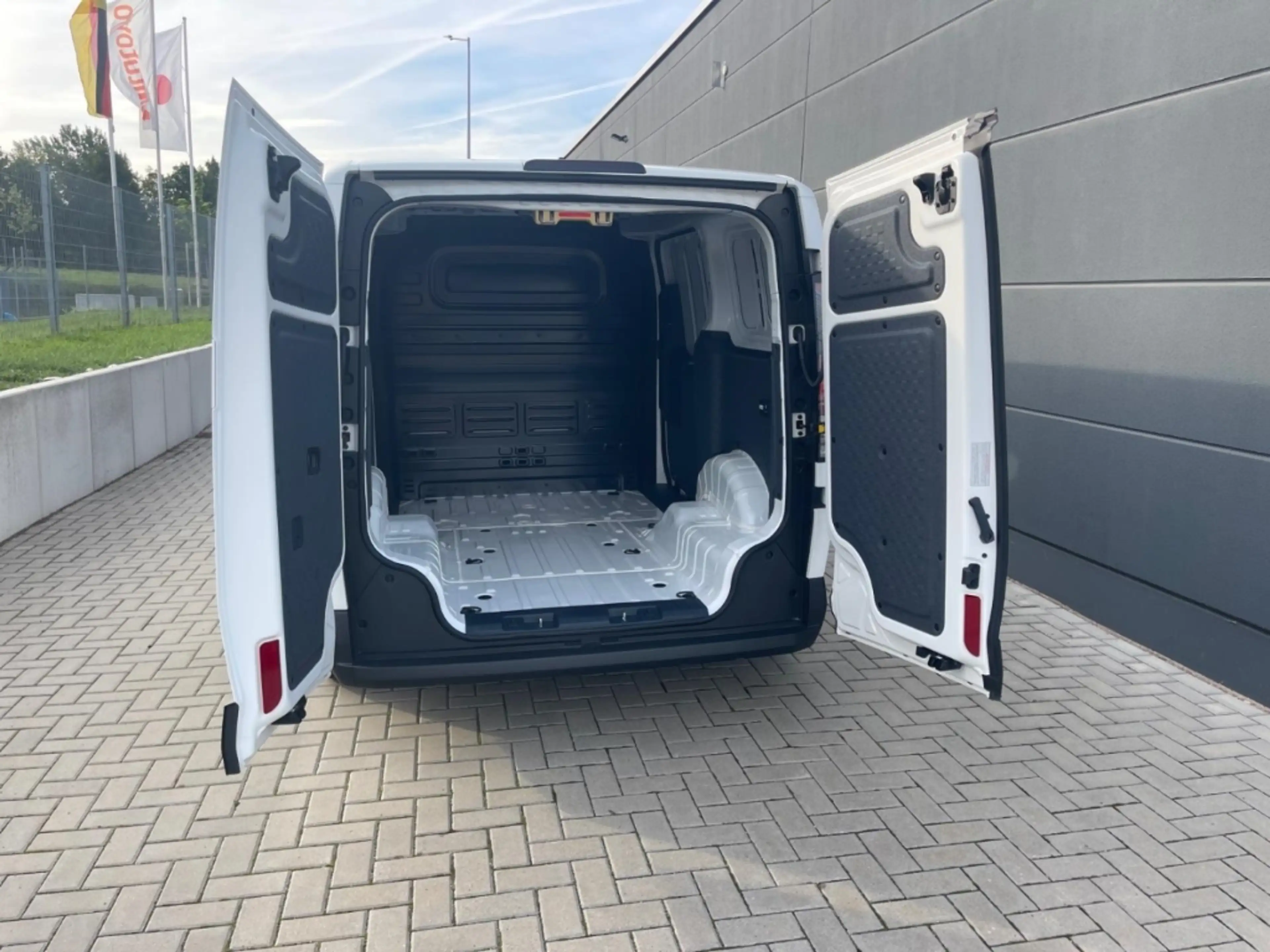 Kia PV5 Cargo 71.2 L2H1 4T Elite GEWERBE WP Allwetter P1 Comfort — photo 11