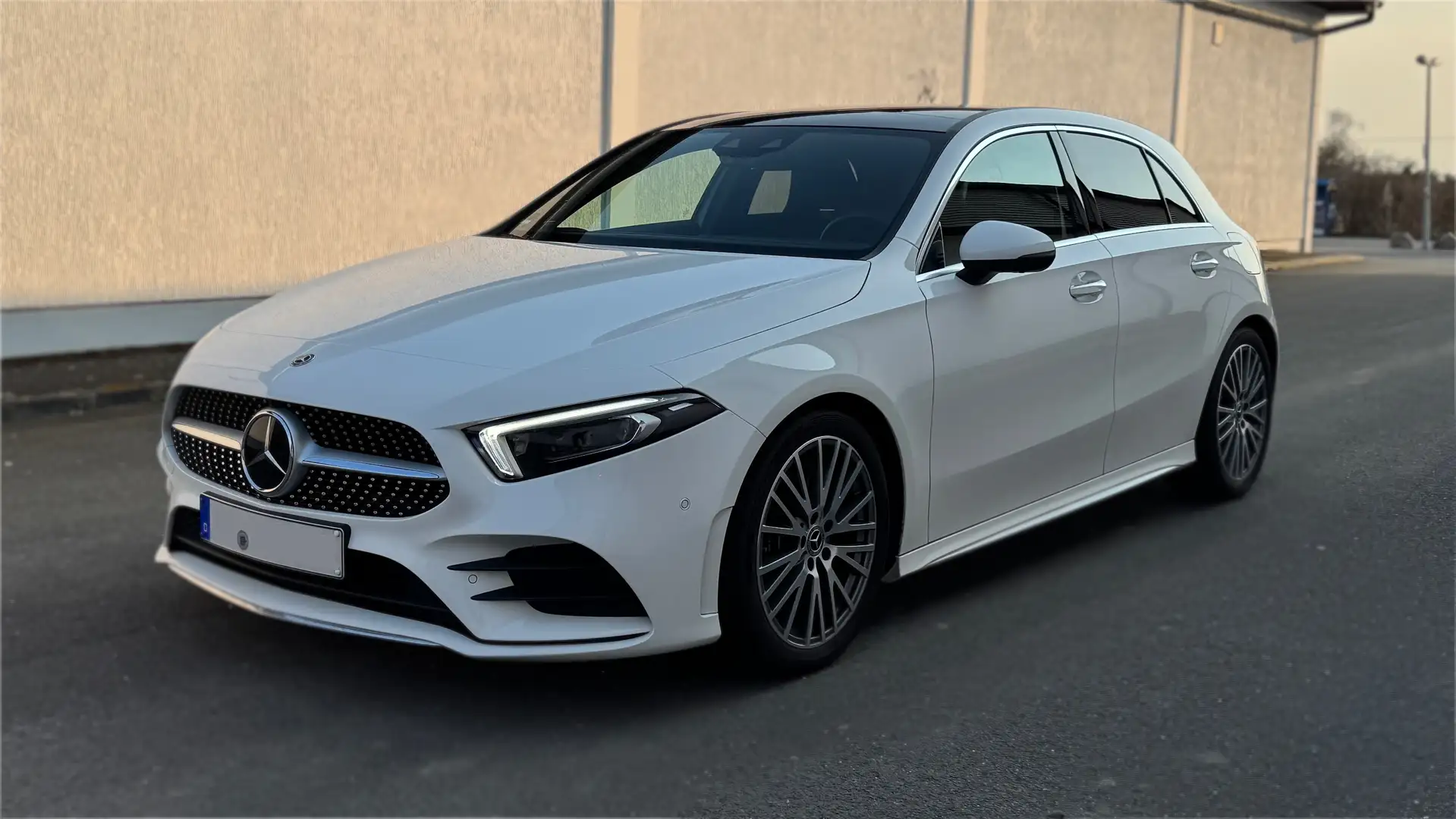 Mercedes-Benz A 250 A 250 4Matic AMG MultiBeam AHK Distronic Pano Weiß - 1
