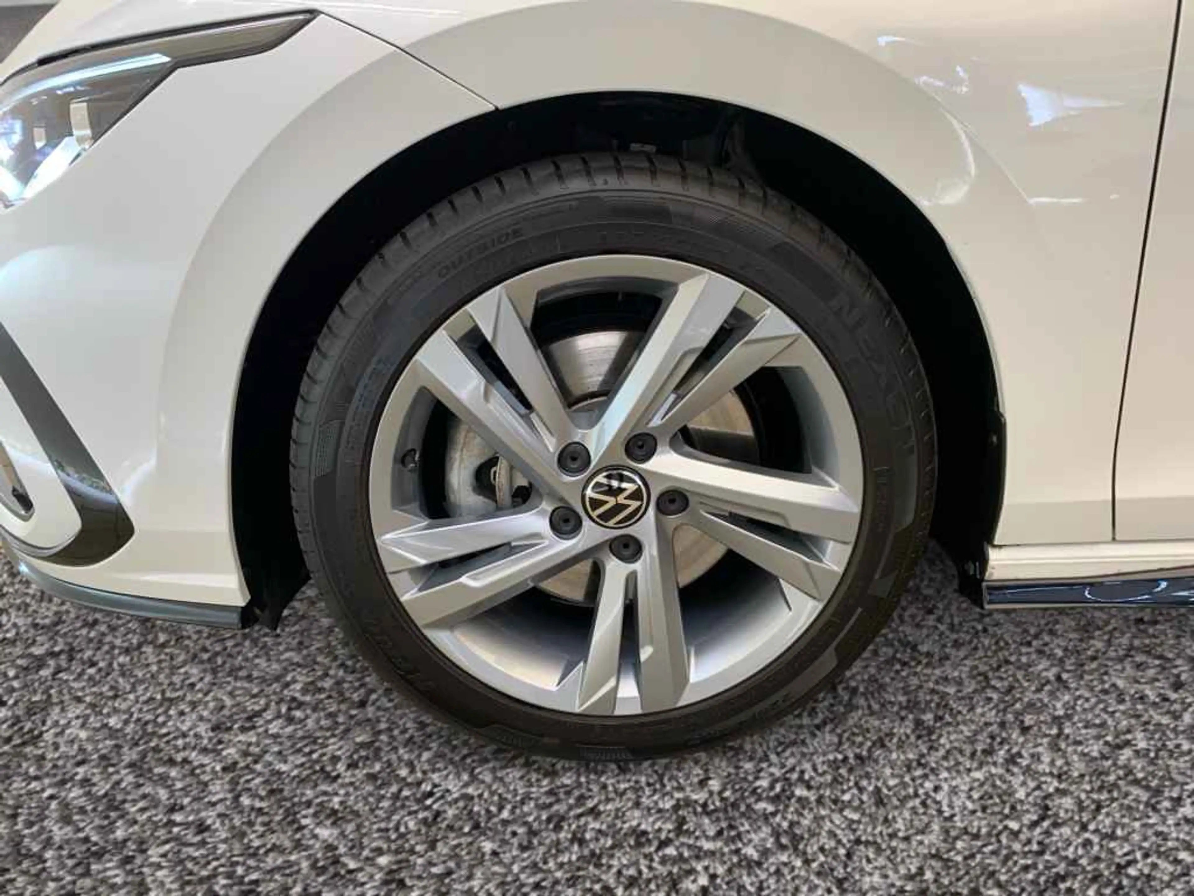 Volkswagen Golf VIII R-Line 2.0 TSI DSG 4M *AHK*PANO*ACC* — photo 5