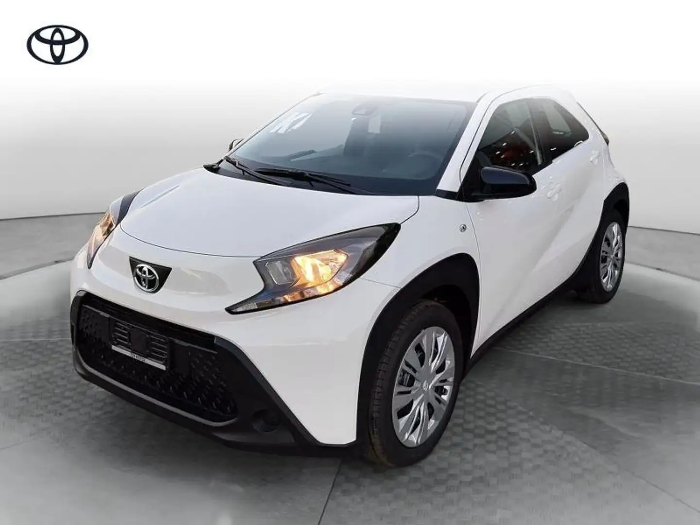 Toyota Aygo X 1.0 VVT-i 72 CV 5 porte Active Blanc - 1