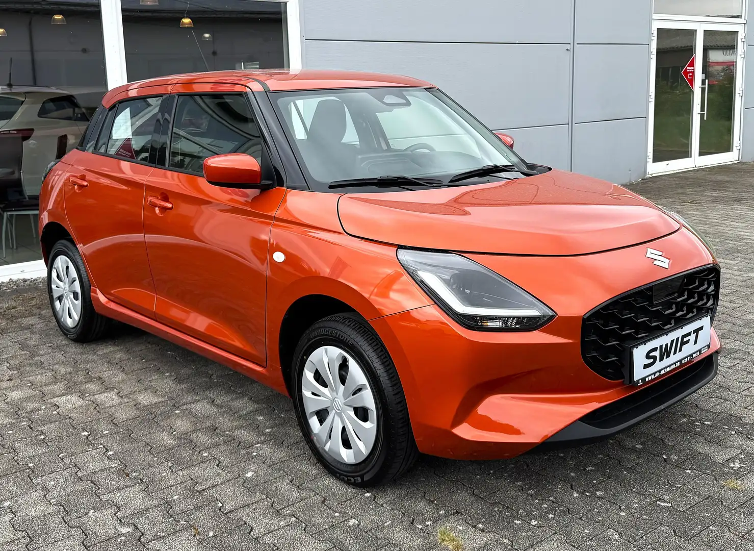 Suzuki Swift 1.2 Club ALLGRIP Hybrid NAVI KAMERA LED Tempomat Oranje - 1