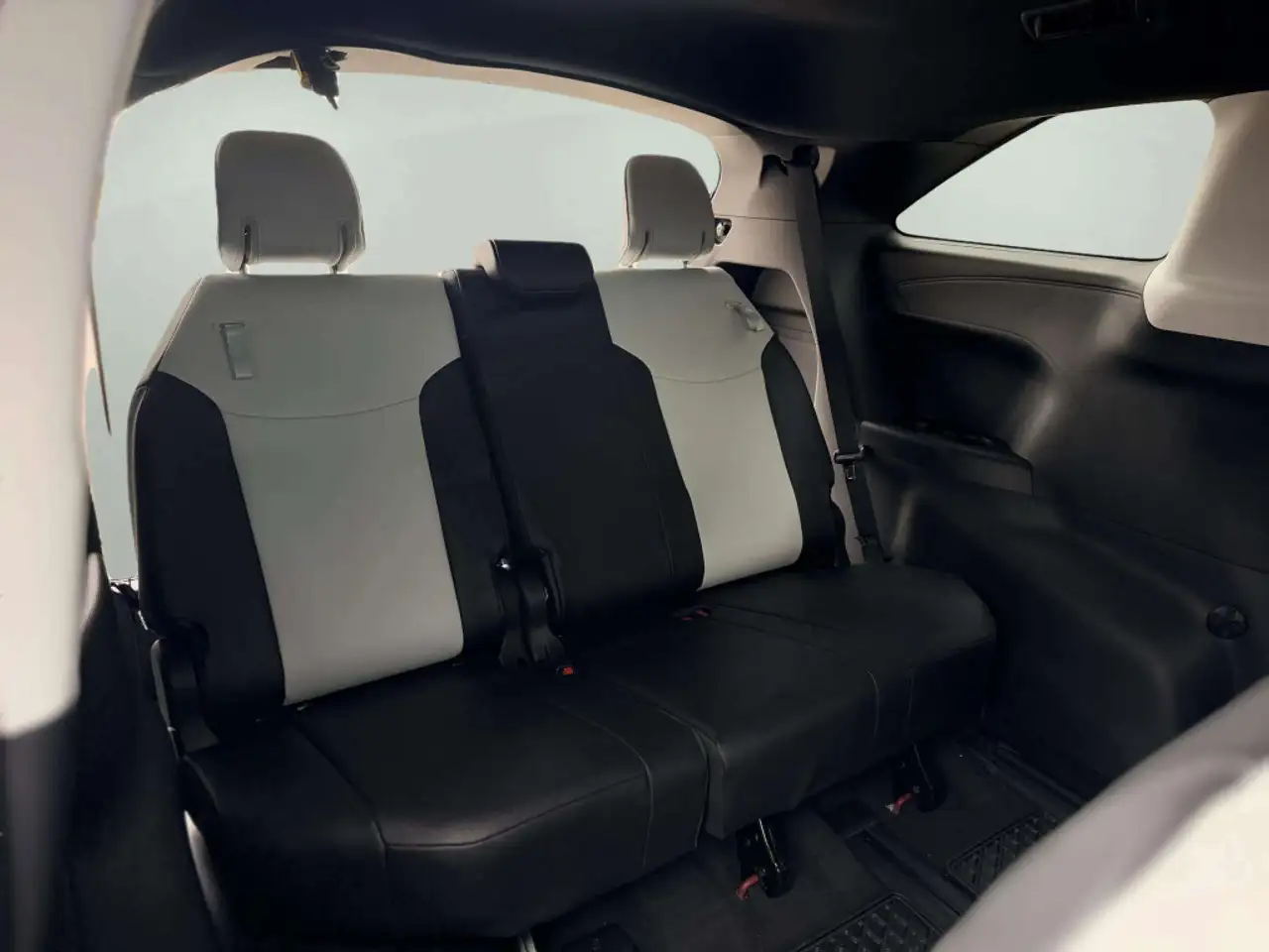 Toyota Sienna снимка Toyota Sienna