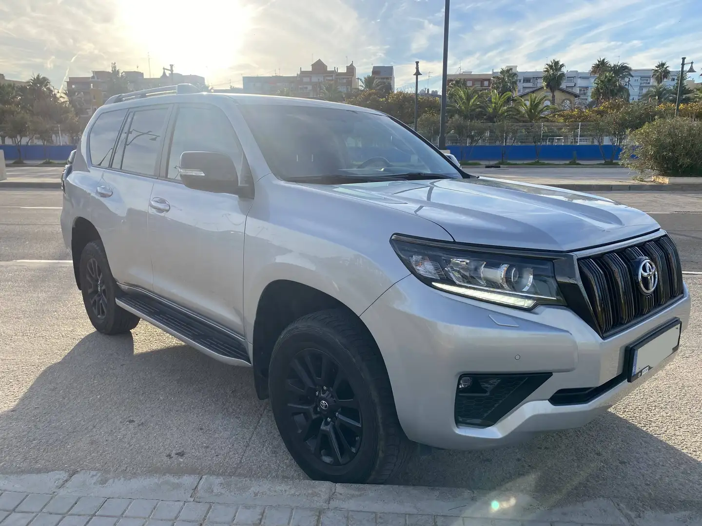 Toyota Land Cruiser 150, V6 4L Gasolina, Black Edition Plateado - 2