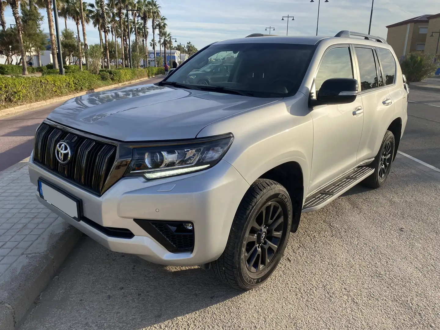 Toyota Land Cruiser 150, V6 4L Gasolina, Black Edition Plateado - 1