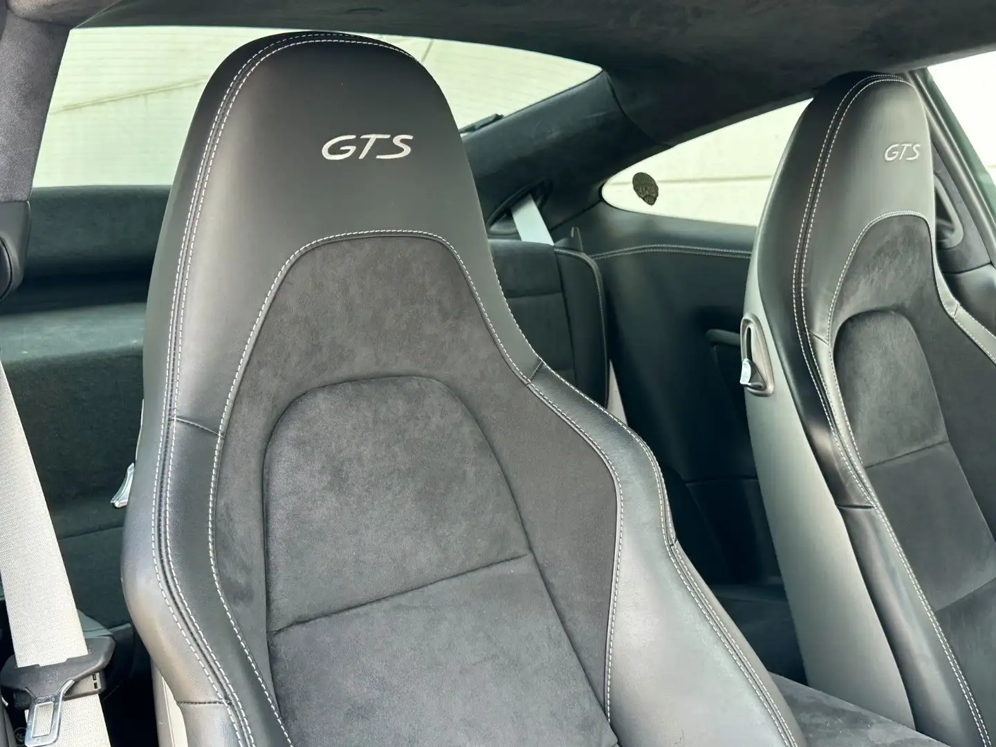 Porsche 991 .2 Carrera 4 GTS Coupé PDK Zilver - 1