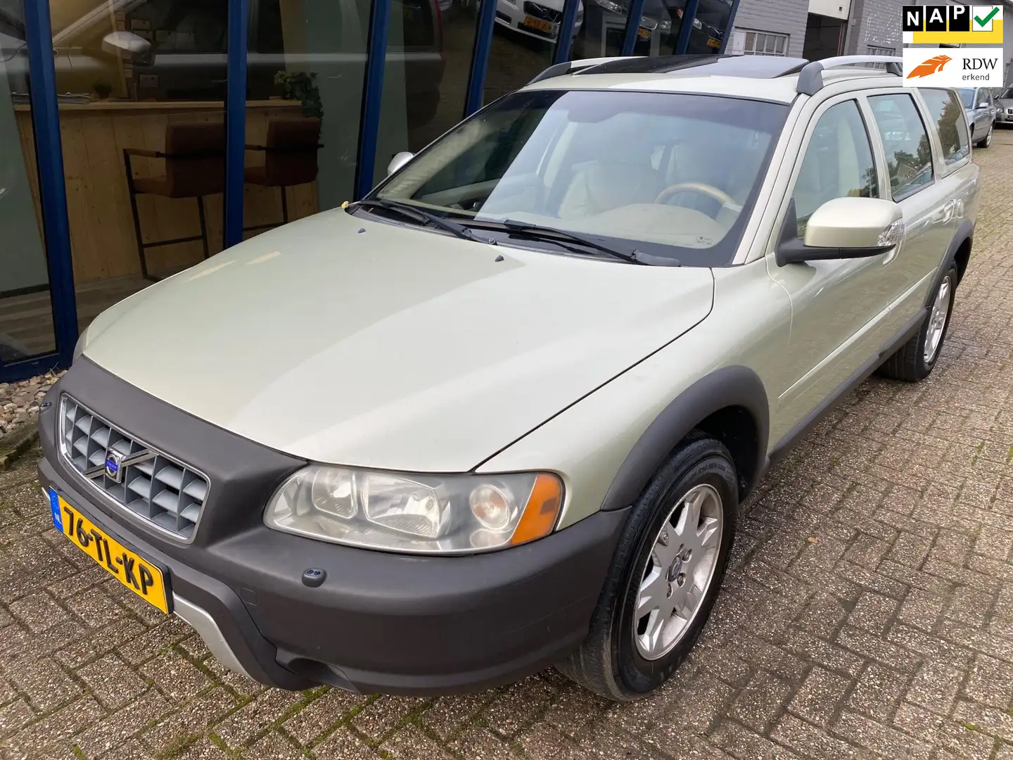 Volvo XC70 2.5 T Momentum LPG-G3 APK 10-2026 Beige - 1
