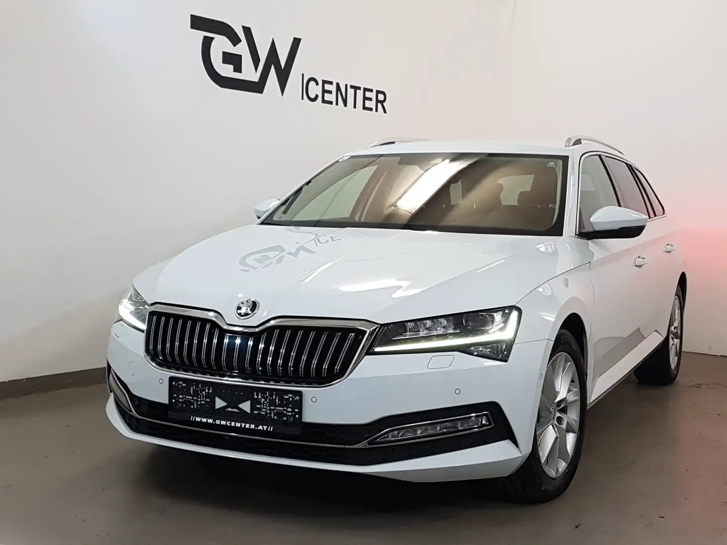 Skoda Superb 2,0 TDI DSG Style Facelift Matrix AHK Virtual Weiß - 2