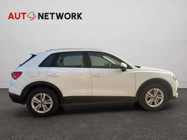 Audi Q3 view 8
