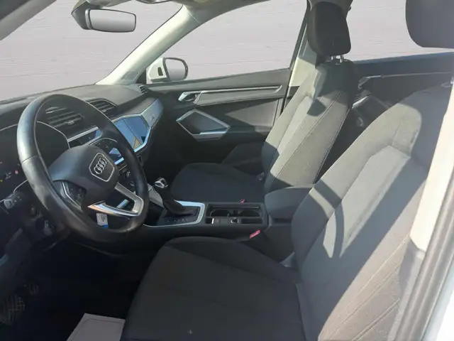 Audi Q3 view 9