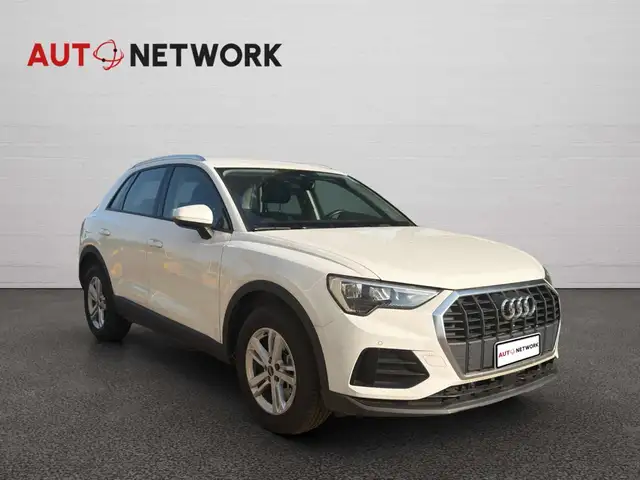 Audi Q3 view 3
