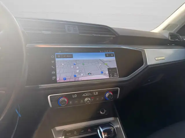 Audi Q3 view 12