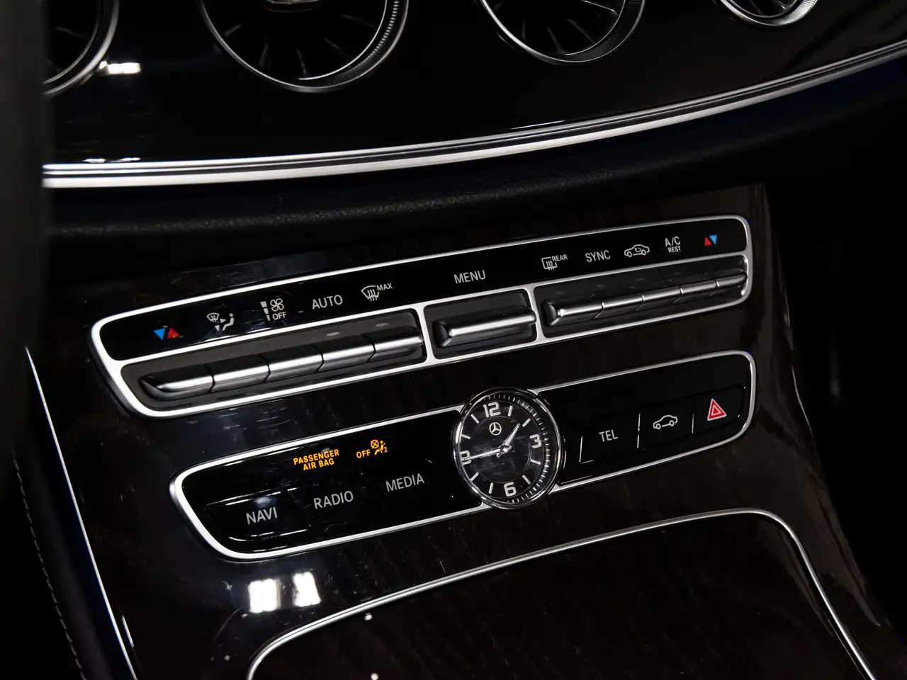 Mercedes-Benz E-Class снимка Mercedes-Benz E-Class