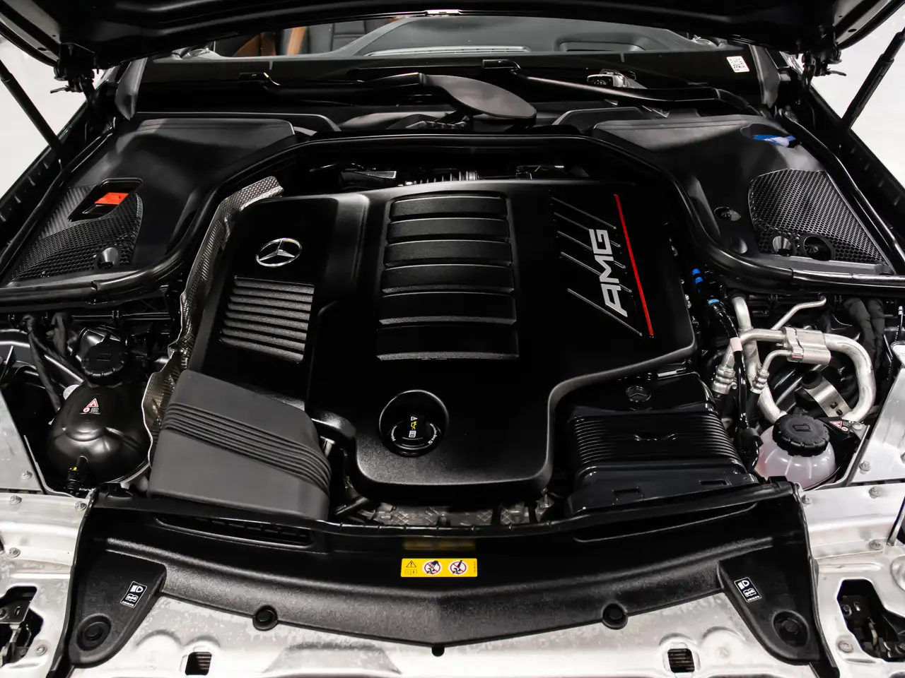 Mercedes-Benz E-Class снимка Mercedes-Benz E-Class