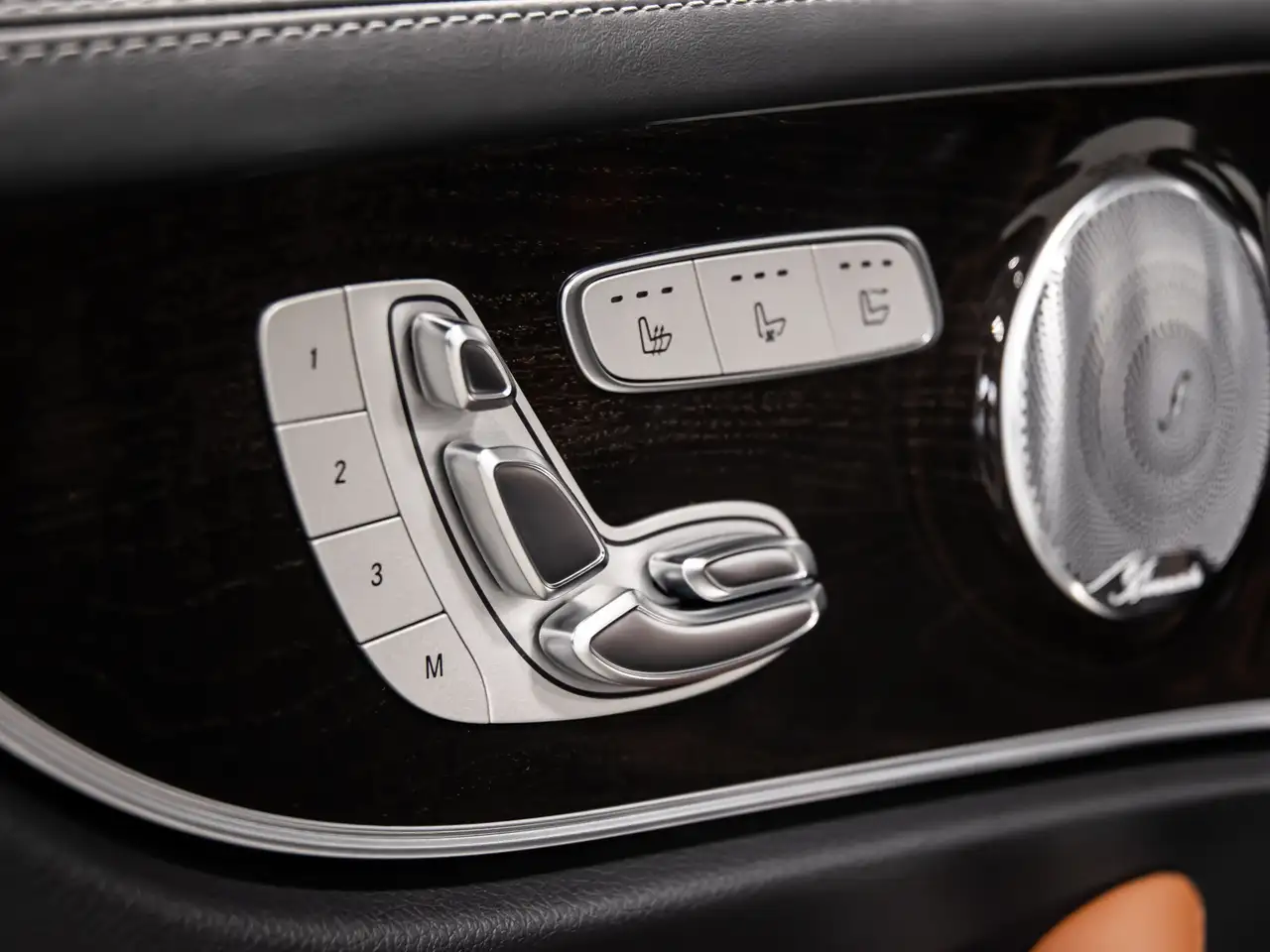 Mercedes-Benz E-Class снимка Mercedes-Benz E-Class