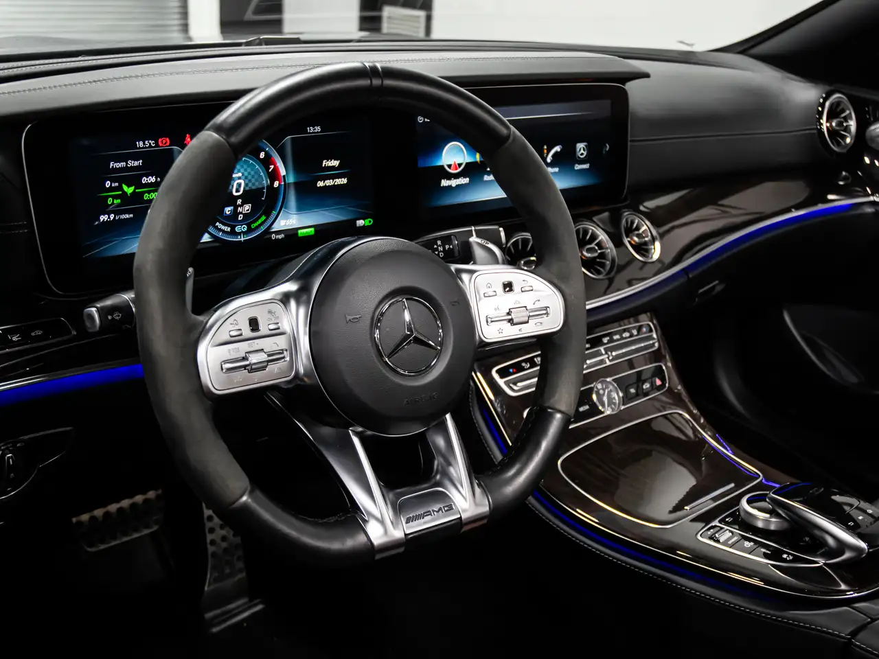 Mercedes-Benz E-Class снимка Mercedes-Benz E-Class