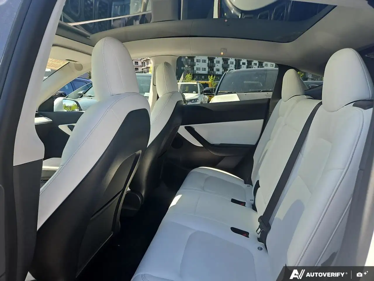 Tesla Model Y снимка Tesla Model Y