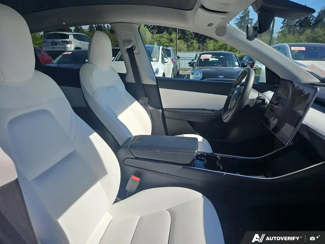Tesla Model Y снимка Tesla Model Y